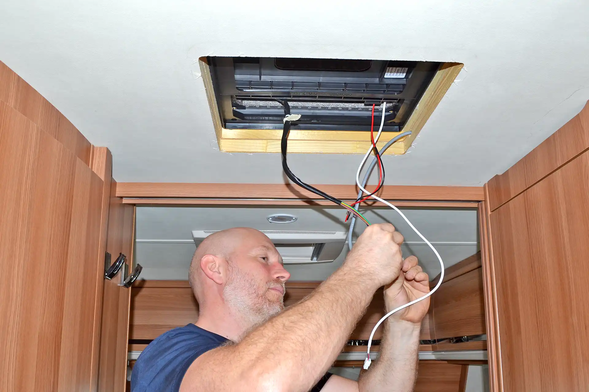 Dometic Inneneinheit für CamperLife Dachklimaanlage aufrüsten und fachgerecht einbauen professionelle Installation bei DÖRFELT DIE WERKSTATT in Zwickau effiziente Klimatisierungslösung für Camper und Wohnmobile