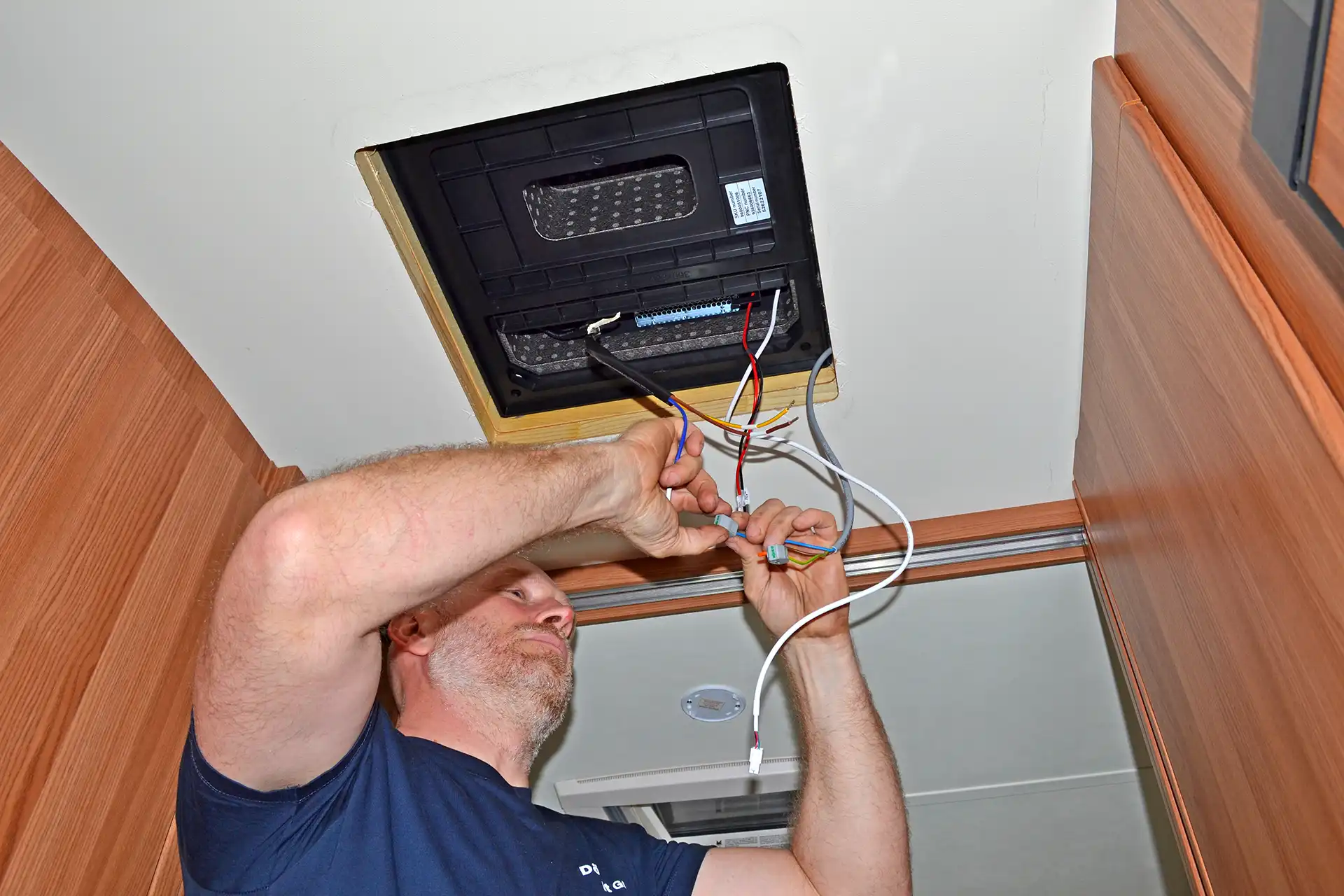 Dometic Inneneinheit für CamperLife Dachklimaanlage aufrüsten und fachgerecht einbauen professionelle Installation bei DÖRFELT DIE WERKSTATT in Zwickau effiziente Klimatisierungslösung für Camper und Wohnmobile