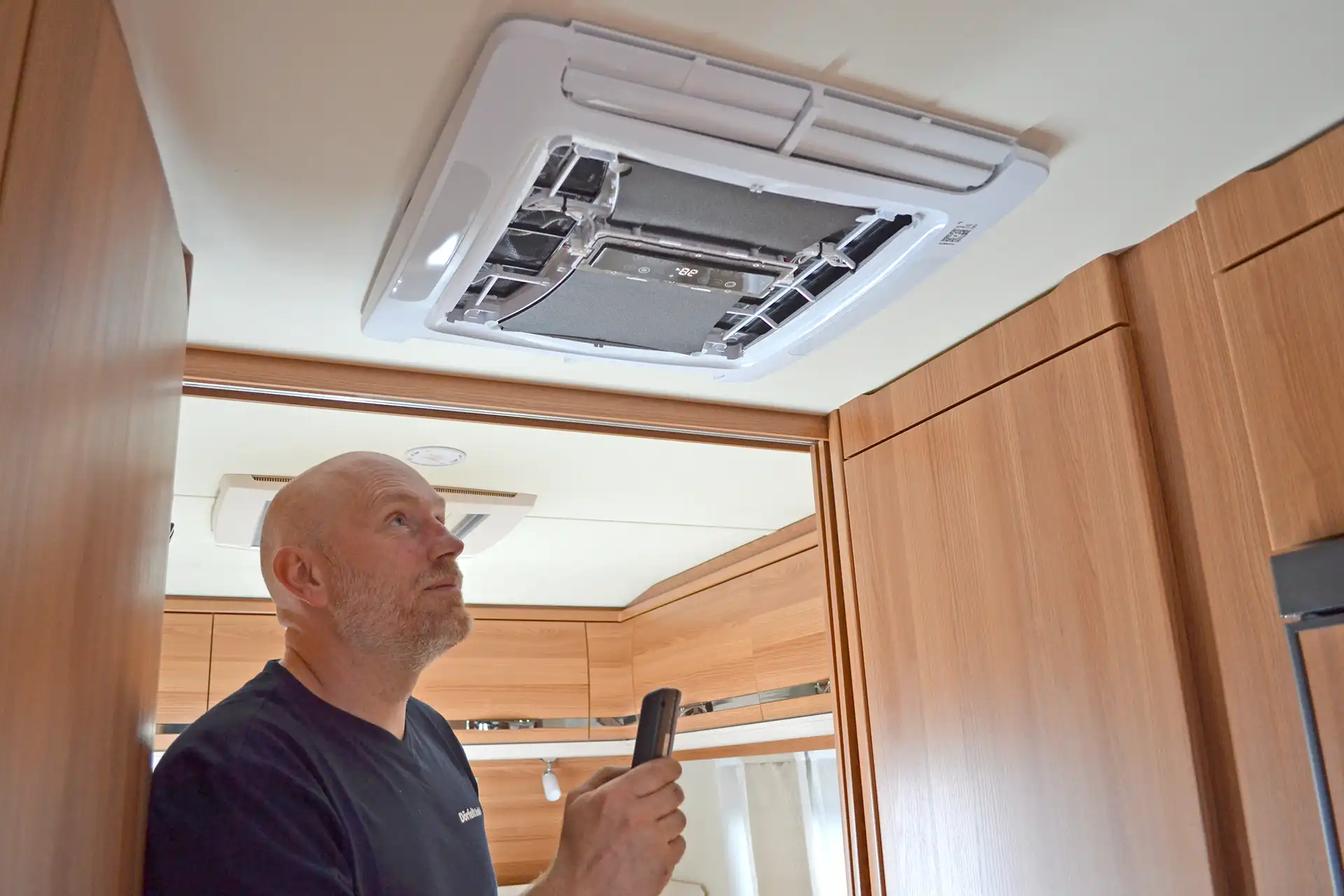 Dometic Inneneinheit für CamperLife Dachklimaanlage aufrüsten und fachgerecht einbauen professionelle Installation bei DÖRFELT DIE WERKSTATT in Zwickau effiziente Klimatisierungslösung für Camper und Wohnmobile