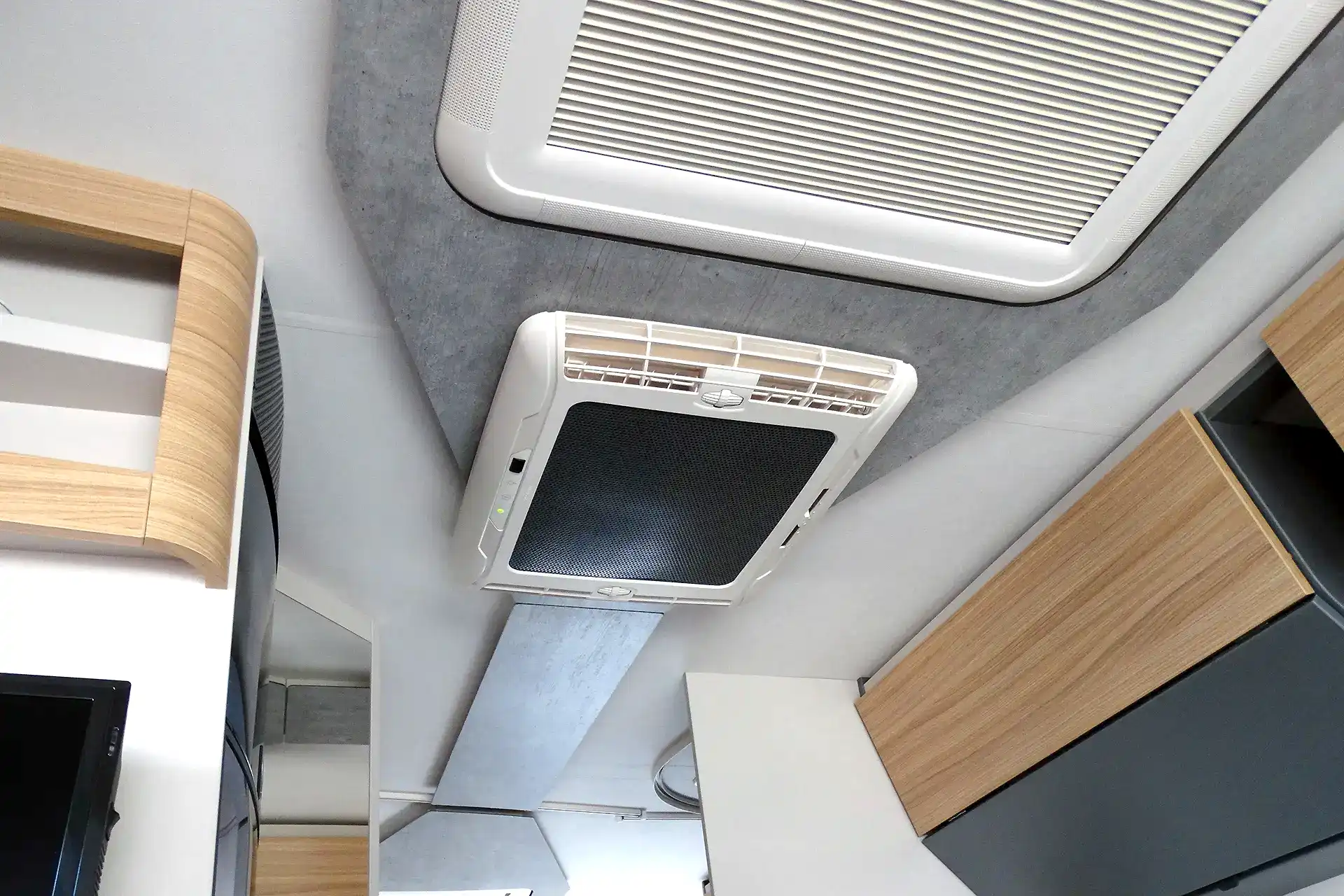 Dometic Inneneinheit für Dachklimaanlage CamperLife aufrüsten und Einbau professionelle Installation bei DÖRFELT DIE WERKSTATT in Zwickau effiziente Klimakomfort Lösung für Camper und Wohnmobile