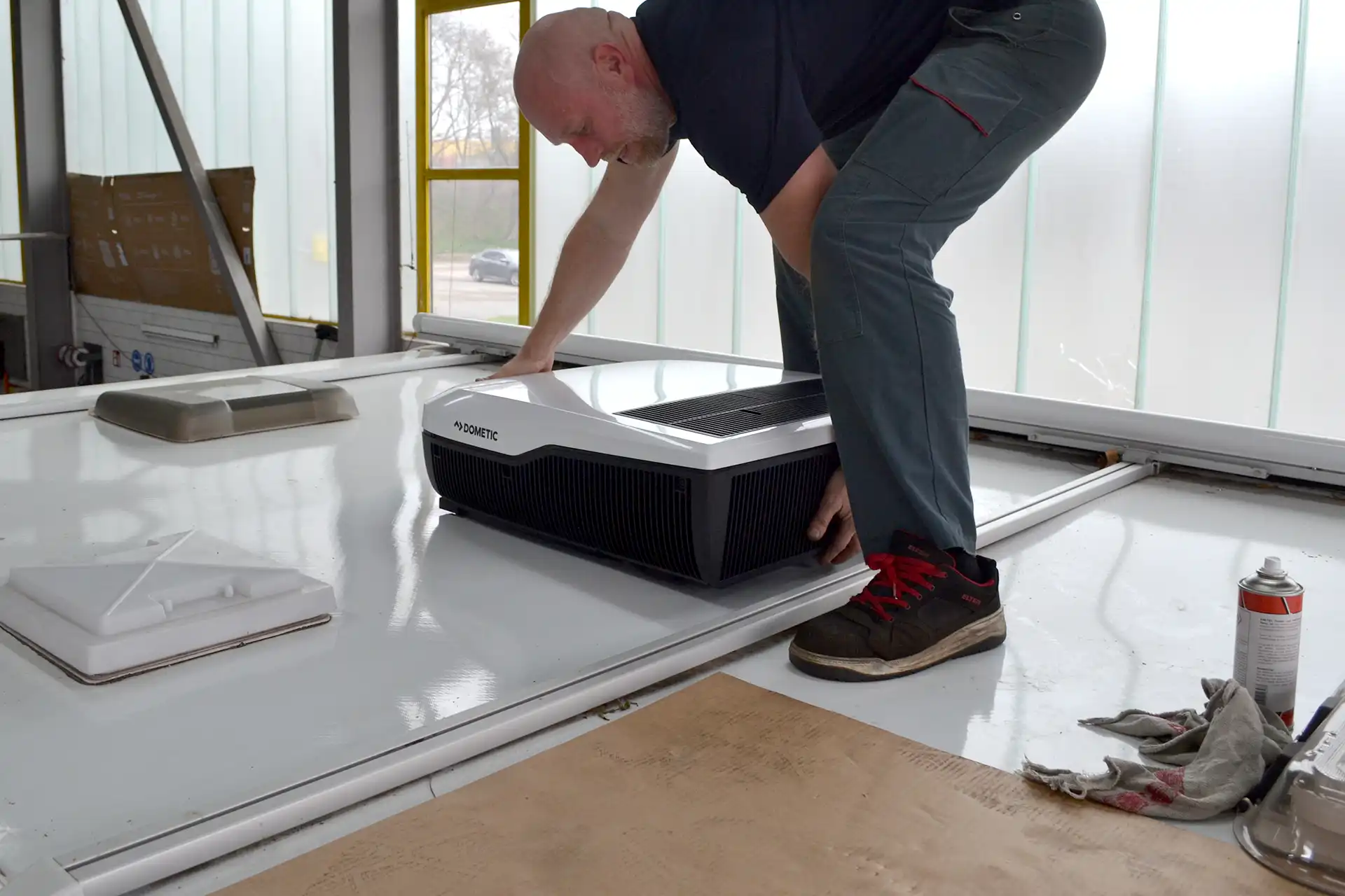 Dometic Inneneinheit für CamperLife Dachklimaanlage aufrüsten und fachgerecht einbauen professionelle Installation bei DÖRFELT DIE WERKSTATT in Zwickau effiziente Klimatisierungslösung für Camper und Wohnmobile