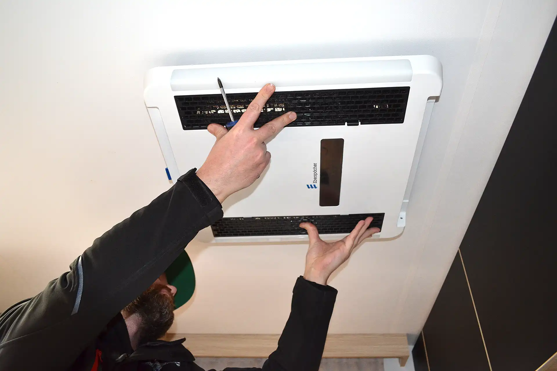 Klimaanlage nachrüsten im Wohnmobil mit Dachklima System Eberspächer oder Dometic inklusive Inneneinheit fachgerechter Einbau und Installation bei DÖRFELT DIE WERKSTATT in Zwickau effiziente Fahrzeugklimatisierung für Camper und Reisemobile