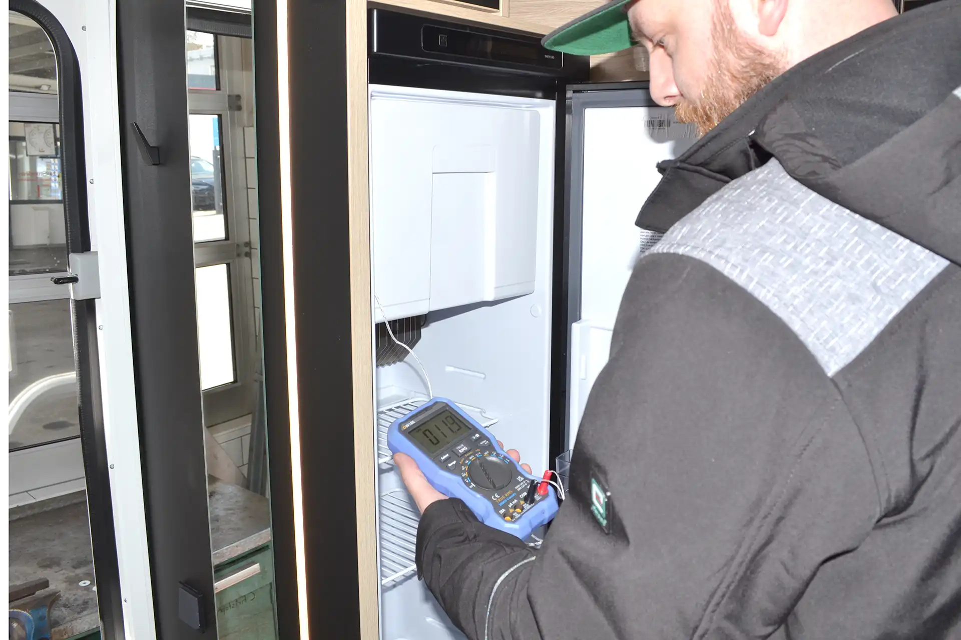 DÖRFELT - DIE WERKSTATT Zwickau spezialisiert auf Wohnmobil und Caravan Kühlschrank Reparatur Temperaturregelung elektrische Systeme fachgerechte Werkstattservice