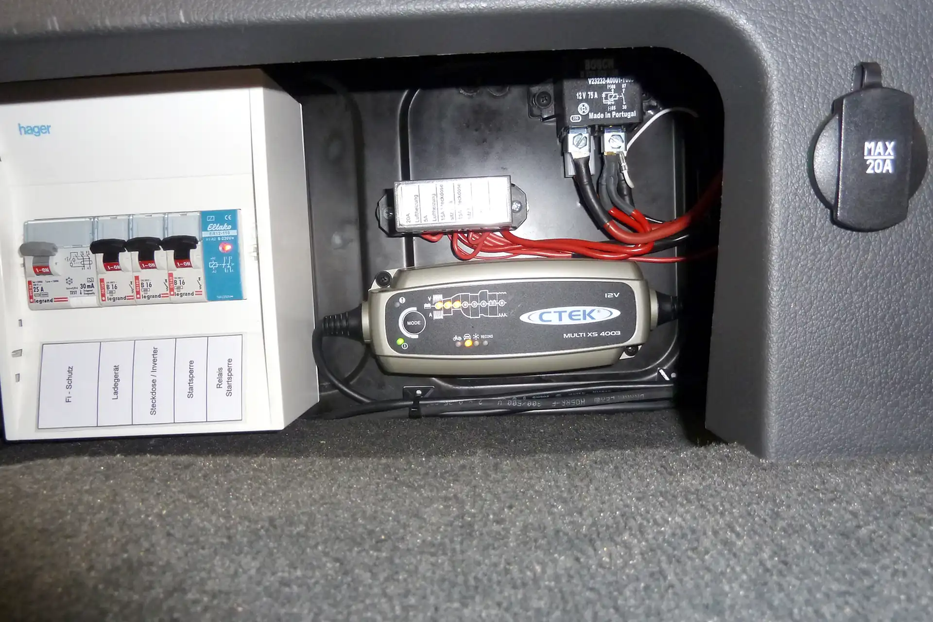 Einbau eines vollautomatischen 12-Volt-Ladegeräts von CTEK in ein Sonderfahrzeug – professionelle Ladetechnik für 12V Bordbatterie, zuverlässige Batterieladung, Erhaltungsladung und optimale Stromversorgung für Einsatzfahrzeuge, Camper und Spezialfahrzeuge