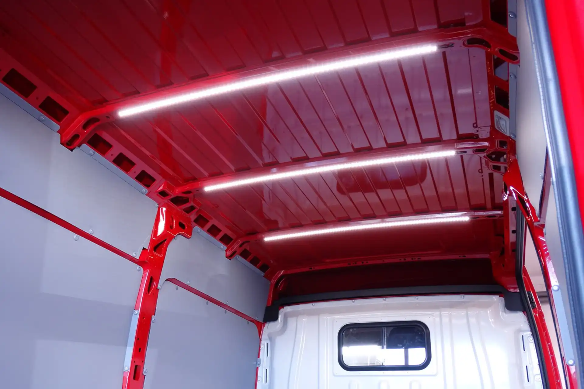 LED-Leiste Nachrüstung für helle Ausleuchtung des Laderaums – fachgerechte Installation in Werkstatt in Zwickau