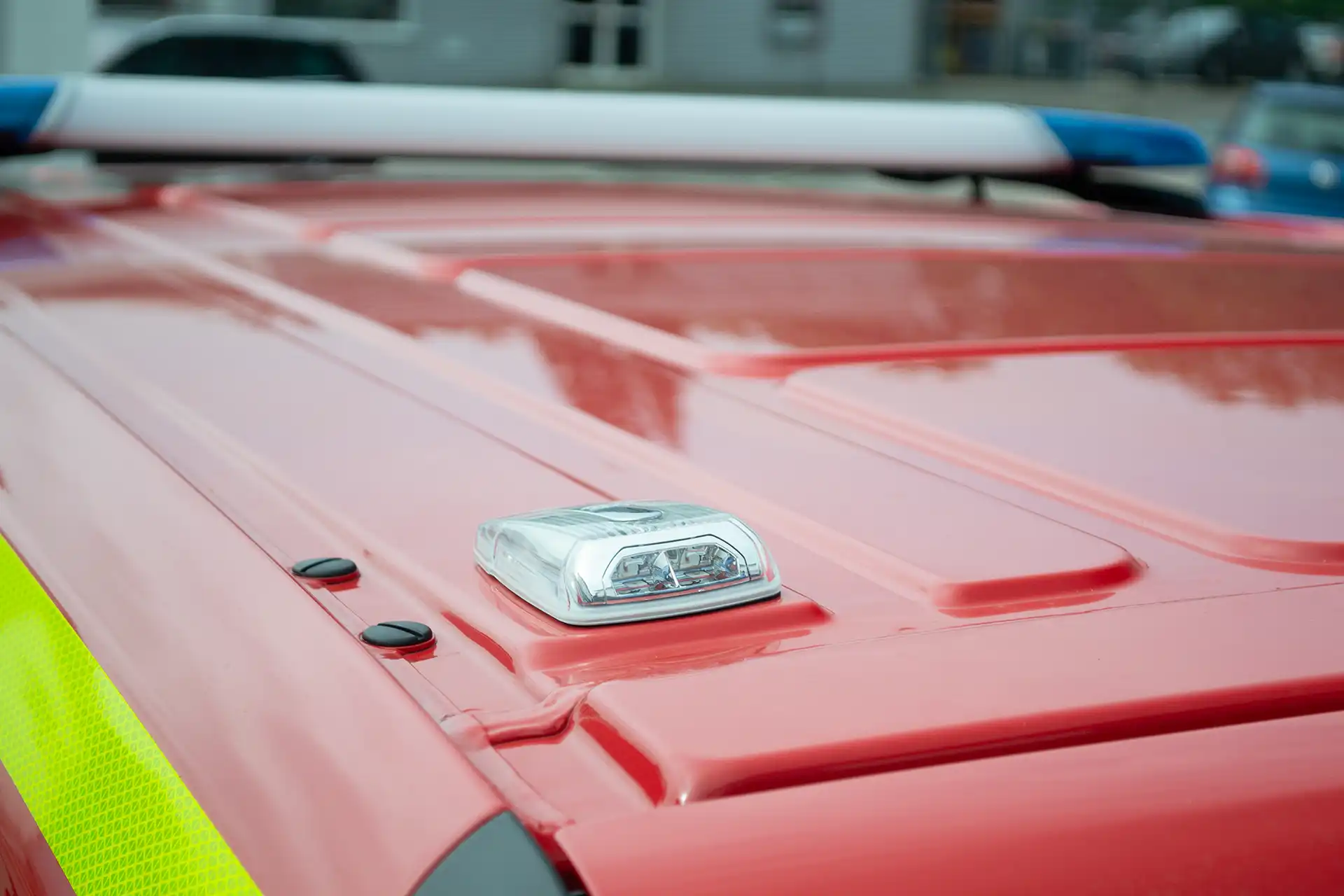 LED-Leuchte für Feuerwehr und Sonderfahrzeuge – Dachbeleuchtung professionell montiert in Werkstatt in Zwickau