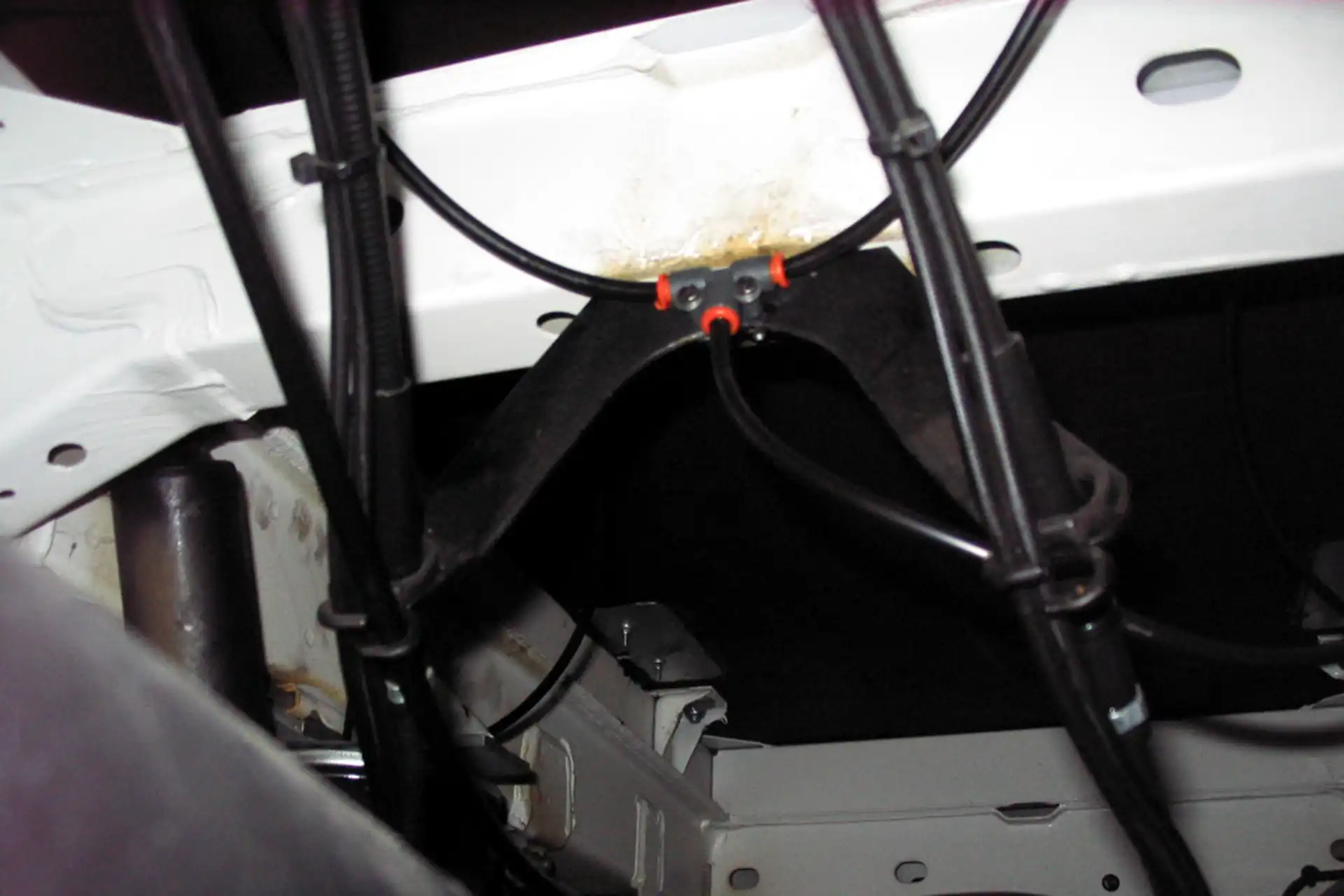 Zusatzfedern und Luftfederung für Hinterachse von Transporter und Wohnmobil nachrüsten bei Dörfelt Zwickau – Fahrwerksverstärkung für sichere Straßenlage