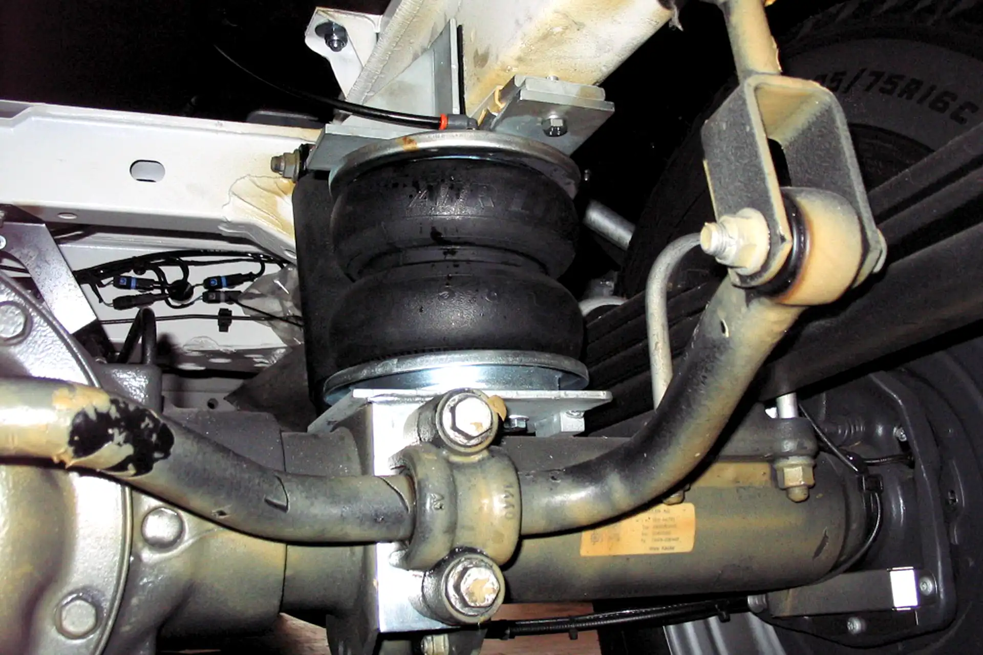 Luftfederung für Hinterachse von Wohnmobil und Transporter mit Fahrwerksverstärkung, Lastunterstützung und Zusatzfedern bei Dörfelt Werkstatt Zwickau – für mehr Stabilität, Komfort und sichere Straßenlage