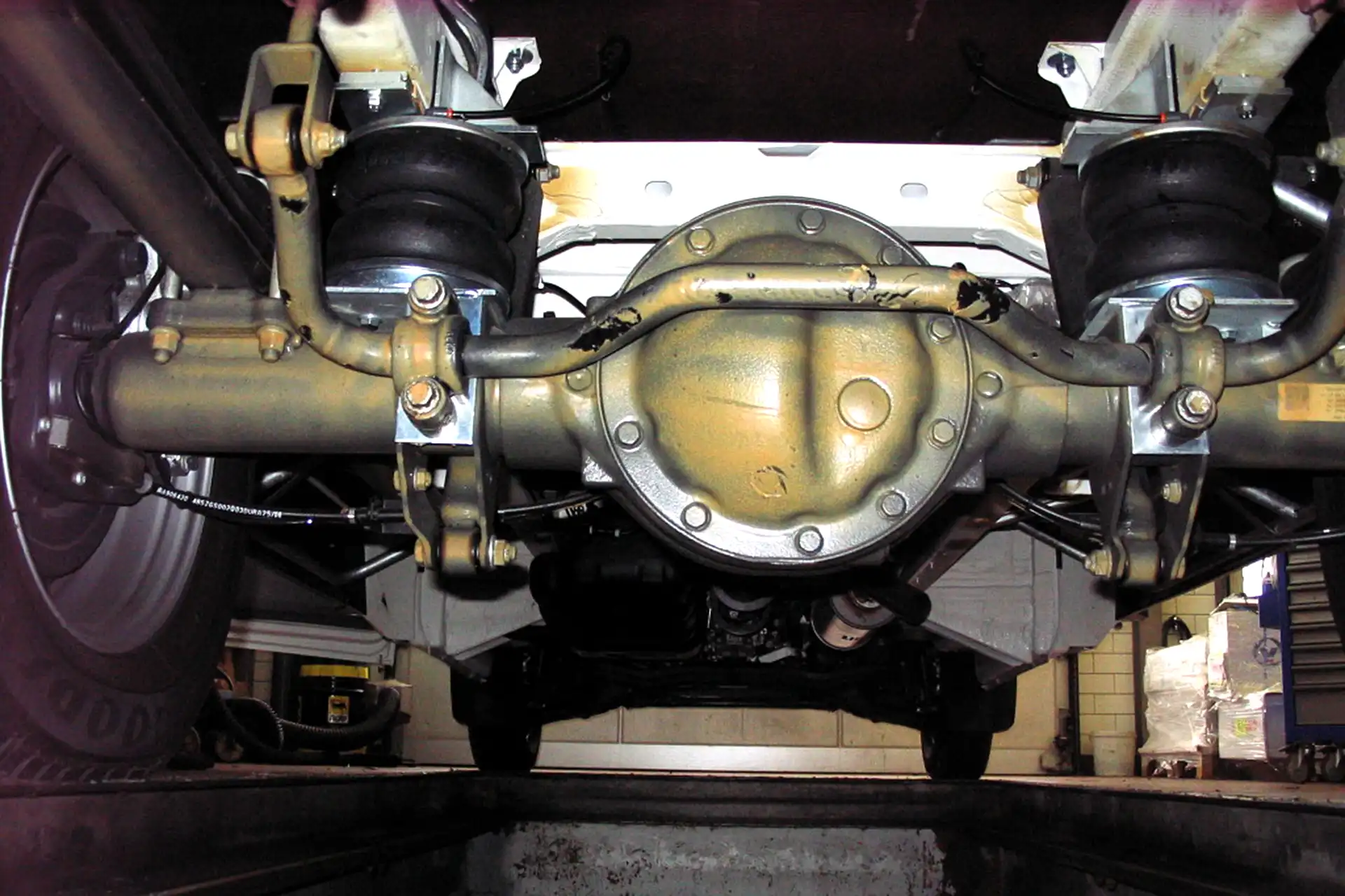 Fahrwerksverstärkung mit Luftfederung Hinterachse und Zusatzfedern für Wohnmobile und Transporter in der Werkstatt Dörfelt Zwickau – mehr Komfort und Lastunterstützung