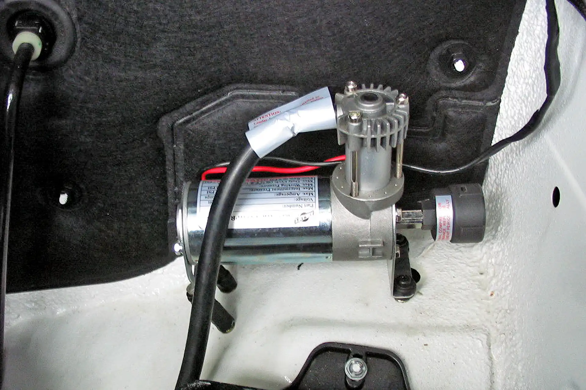 Luftkompressor VIAIR92C für Luftfederung und Fahrwerksumbau am Auto in der Werkstatt Dörfelt Zwickau – professionelle Nachrüstung für besseren Fahrkomfort und Stabilität