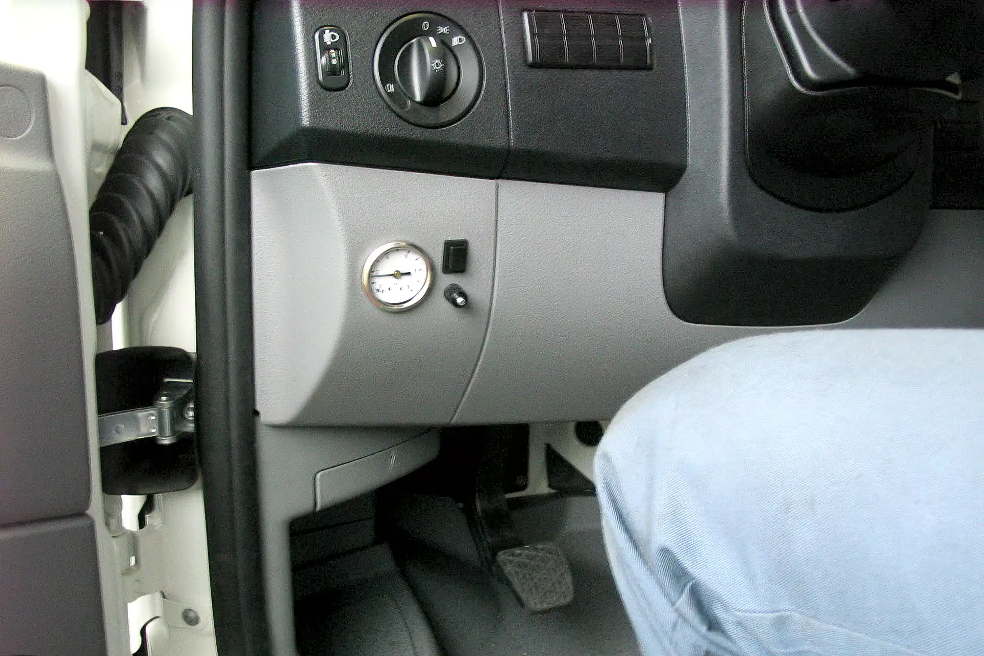 Luftfederung Manometer, Druckanzeige und Ventil für Auto, Transporter und Wohnmobil nachrüsten bei Dörfelt Werkstatt Zwickau – für sicheren Fahrwerksumbau, Tieferlegung oder Höherlegung