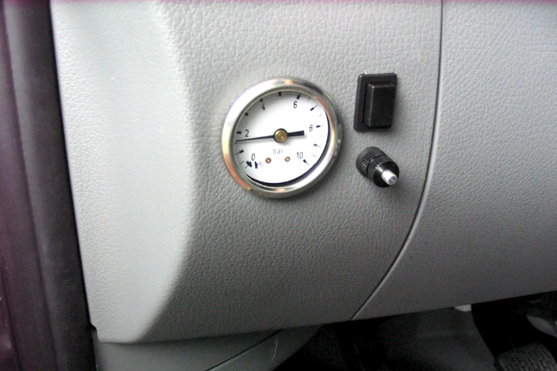 Manometer Druckanzeige mit Schalter, Ventil und Füllventil für Luftfederung nachrüsten in der Werkstatt Dörfelt Zwickau – ideal für Tieferlegung oder Höherlegung von Auto, Transporter und Wohnmobil