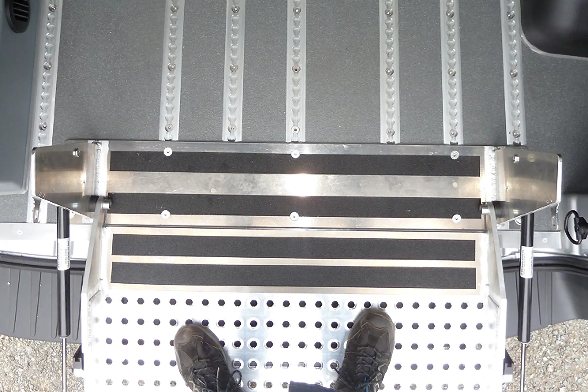 Nachrüstung von Auffahrschienen AMF Bruns, Alphadynamik und Altec in der Werkstatt Zwickau