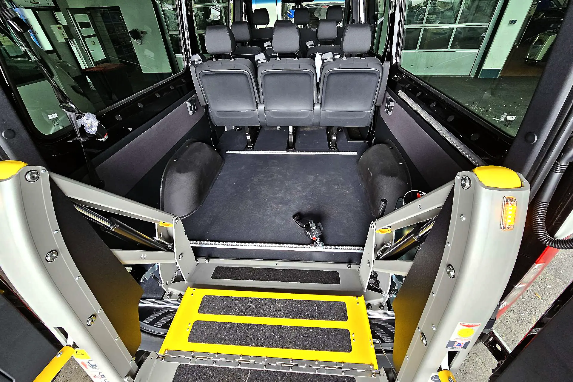 Nachrüstung von Auffahrschienen von AMF Bruns, Alphadynamik und Altec an Sonderfahrzeugen in der Werkstatt Zwickau