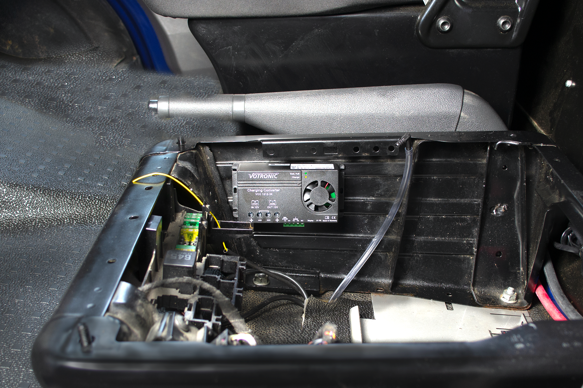 Nachrüstung eines Ladeboosters - Untersitzmontage – kennlinienbasierte Aufladung von 12V Bord- und Zweitbatterien für Wohnmobile, Camper und Sonderfahrzeuge. Effiziente Stromversorgung, intelligentes Batteriemanagement und optimierte Ladeleistung für maximale Batterielebensdauer und zuverlässige Energieversorgung unterwegs - nachrüsten in Zwickau bei Dörfelt - die Werkstatt