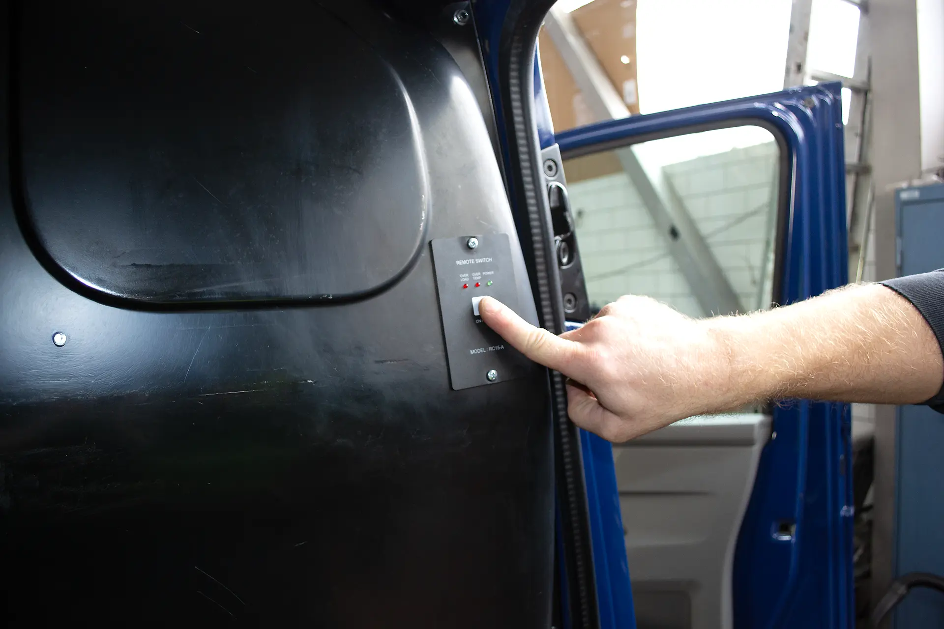 Nachrüstung eines Wechselrichters mit Fernschalter und Panel Switch – Sonderfahrzeugbau bei DÖRFELT Zwickau