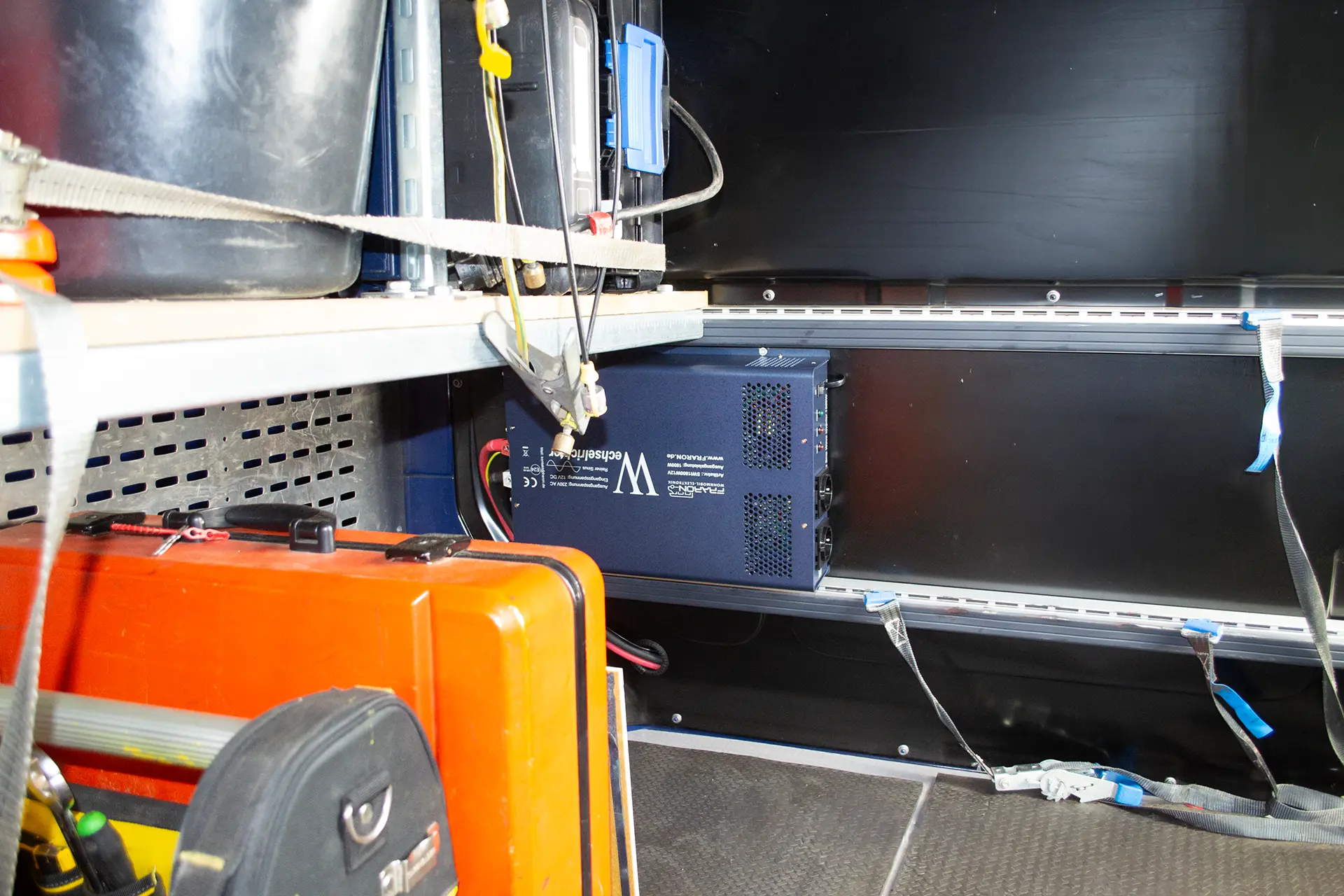 Nachrüstung eines Fraron Wechselrichters zur Umwandlung von Batteriespannung in Netzspannung – Sonderfahrzeugbau bei DÖRFELT Zwickau