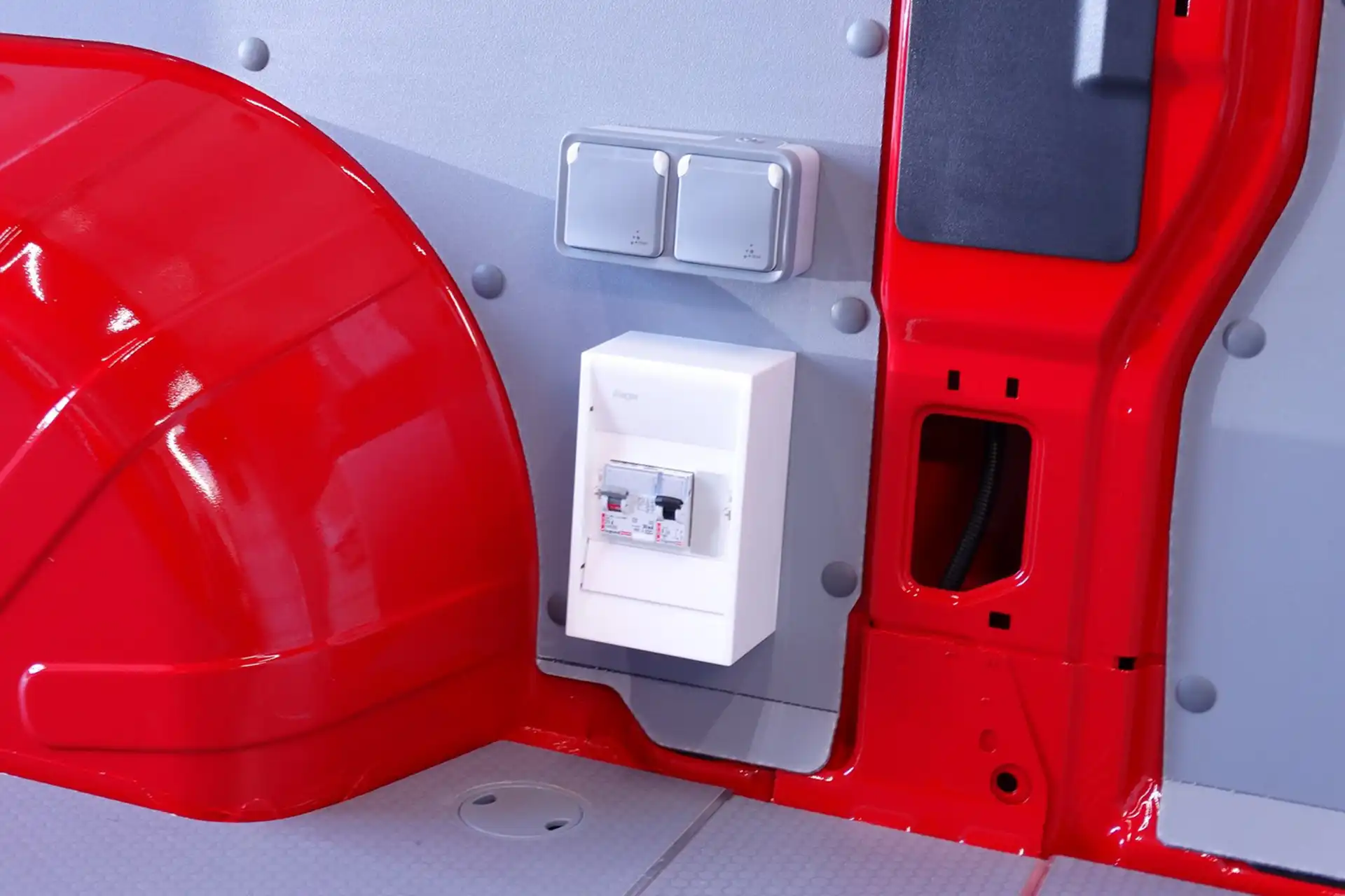 Nachrüstung eines Wechselrichters mit Kompaktleistungsschalter und Schutzschaltung – Sonderfahrzeugbau bei DÖRFELT Zwickau