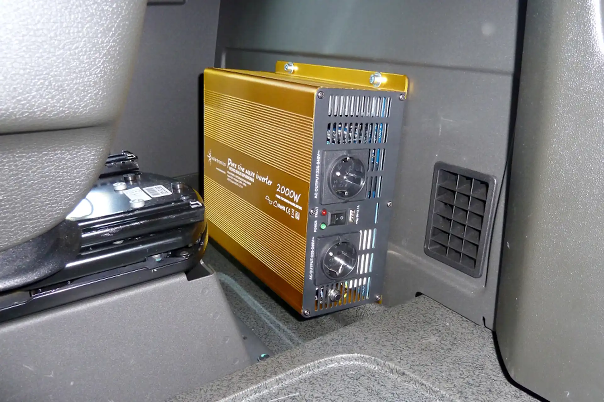 Nachrüstung eines 2000 W Solartronics Sinus-Wechselrichters und Spannungswandlers für Solarsysteme – Sonderfahrzeugbau in Zwickau