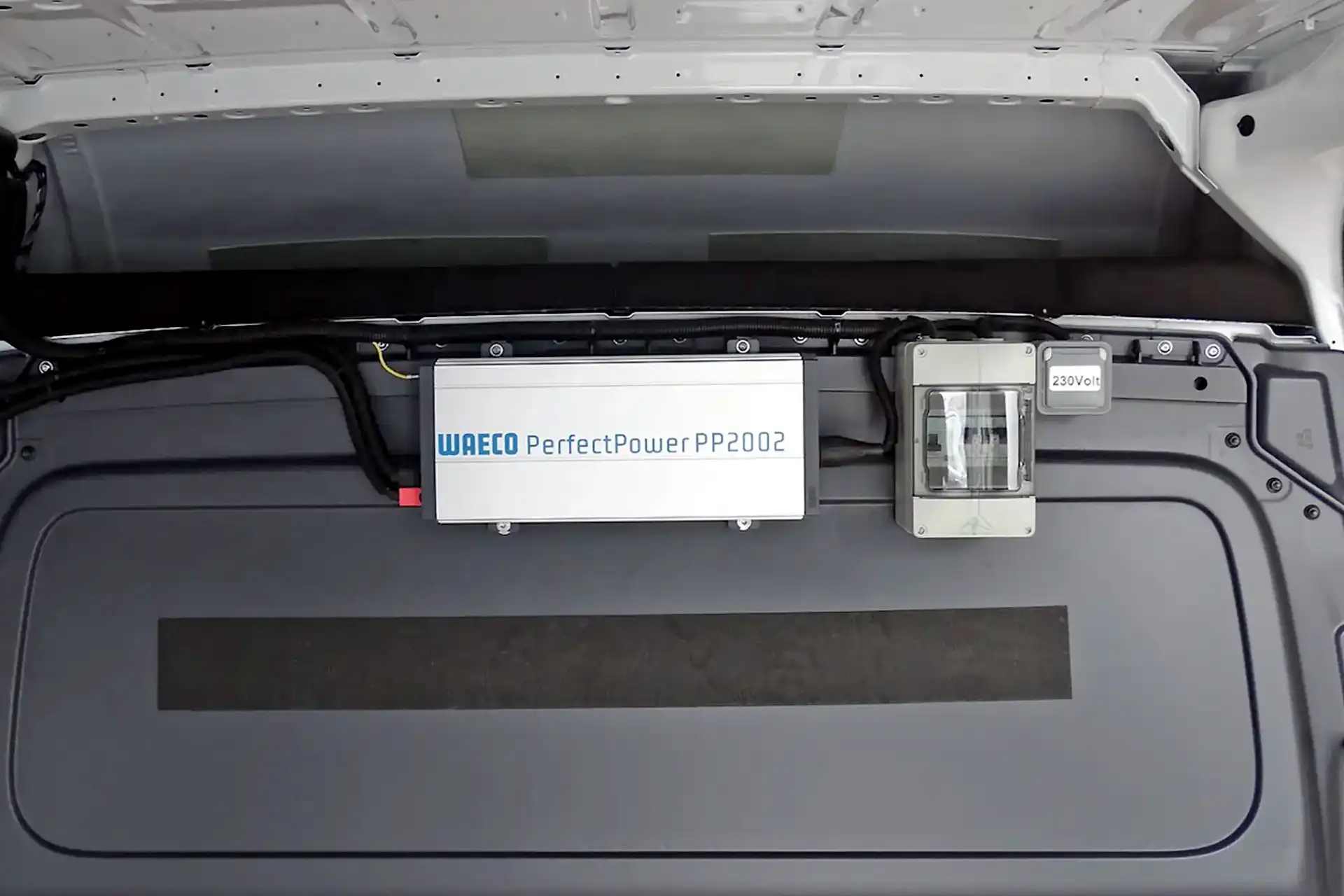 WAECO Perfect Power PP-1002 Wechselrichter nachgerüstet für 230V Stromversorgung – Sonderfahrzeugbau bei DÖRFELT Zwickau