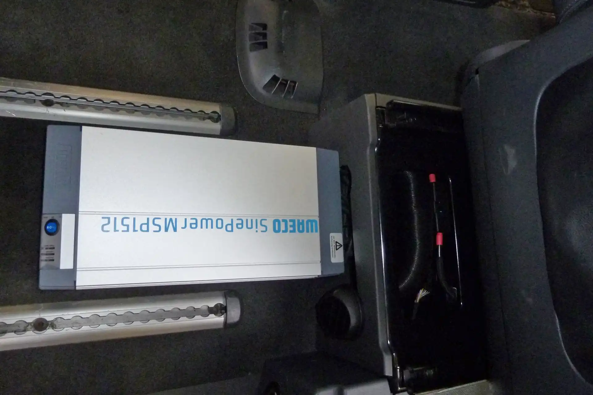 Nachrüstung eines WAECO Perfect Power PP-1002 Wechselrichters – 230V Wechselspannung im Sonderfahrzeugbau bei DÖRFELT Zwickau