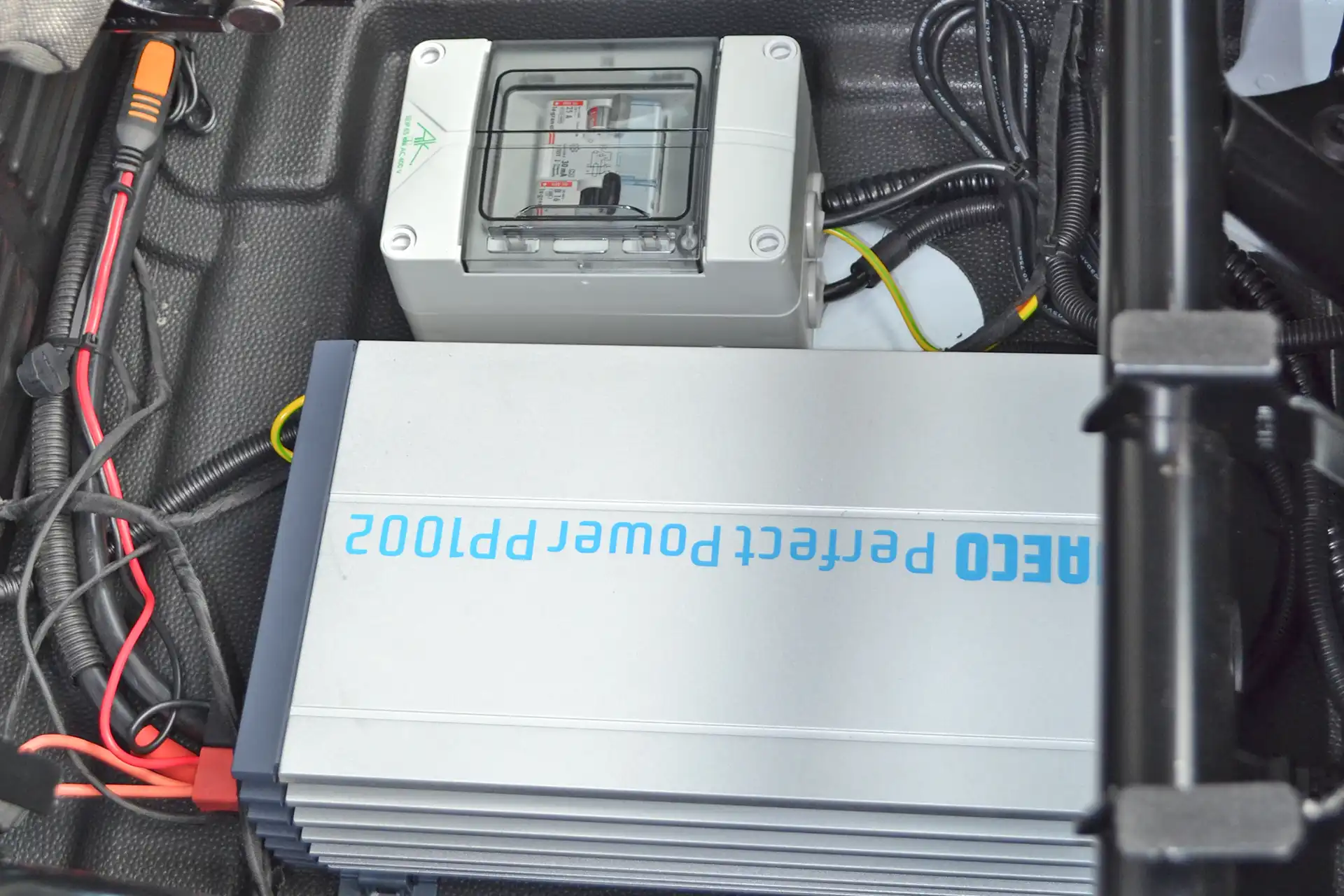 Professionelle Nachrüstung von WAECO PP-1002 Wechselrichter für 230V Wechselspannung im Sonderfahrzeugbau bei DÖRFELT - DIE WERKSTATT