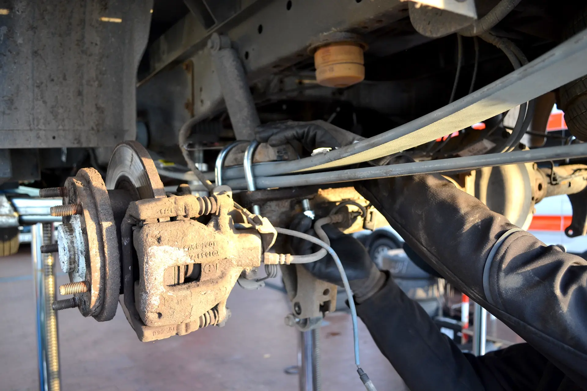 Plattfeder am Auto fachgerecht reparieren lassen in der Werkstatt Dörfelt Zwickau – professionelle Fahrwerksreparatur für mehr Sicherheit und Stabilität