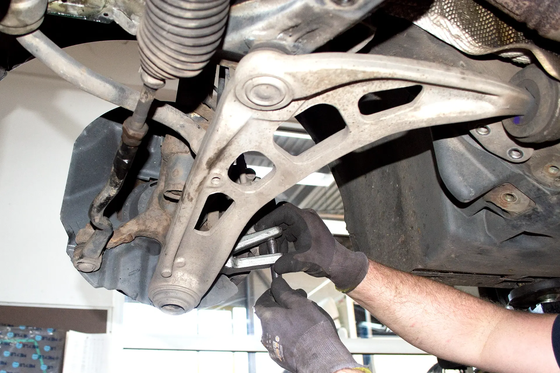 Austausch eines Querlenkers an einem PKW-Fahrwerk in der Werkstatt Dörfelt Zwickau