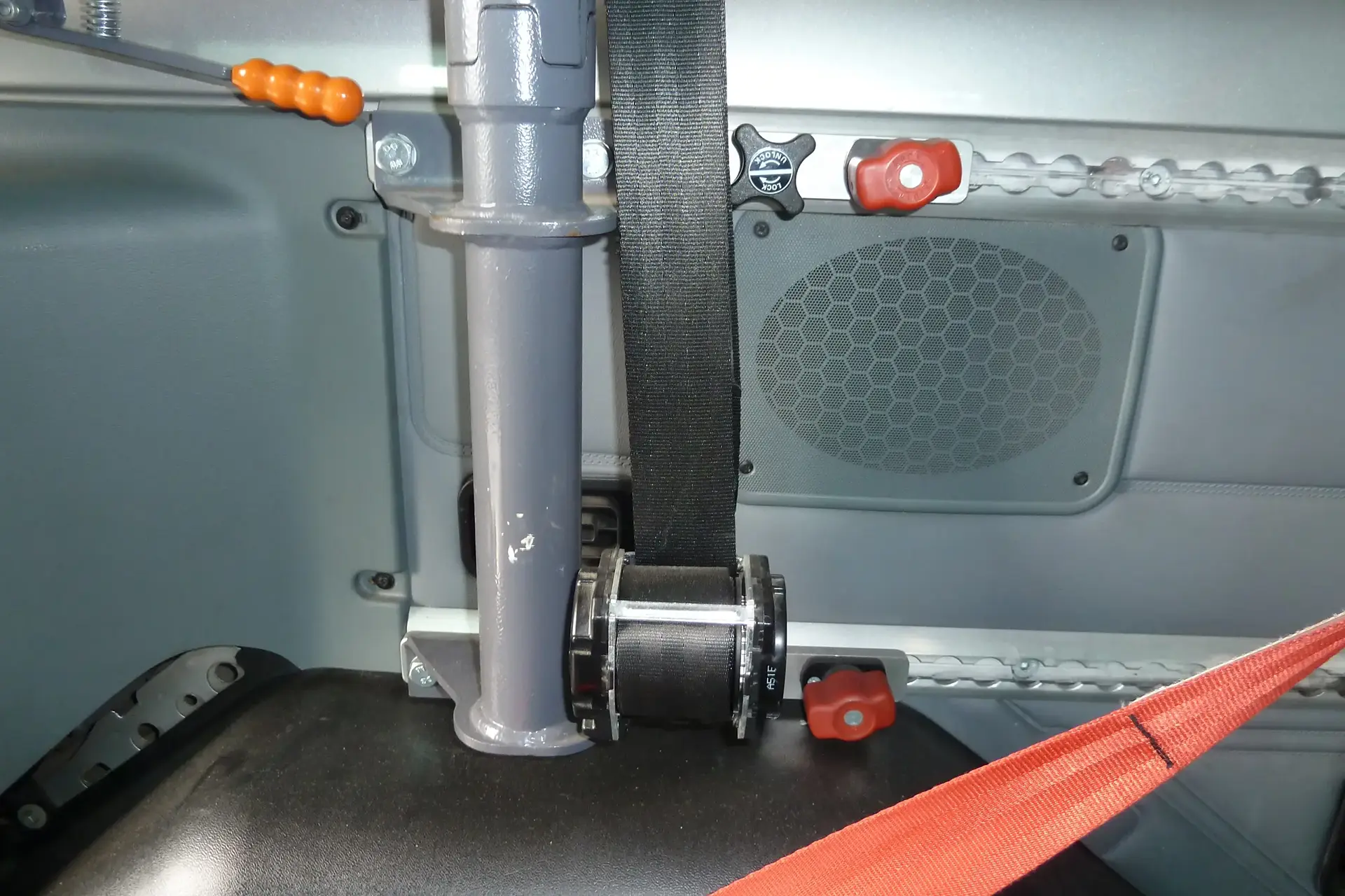 AMF-Bruns PROTEKTOR Rollstuhlrückhaltesystem mit Schulterschräggurt und Bodenverankerung in Zwickau