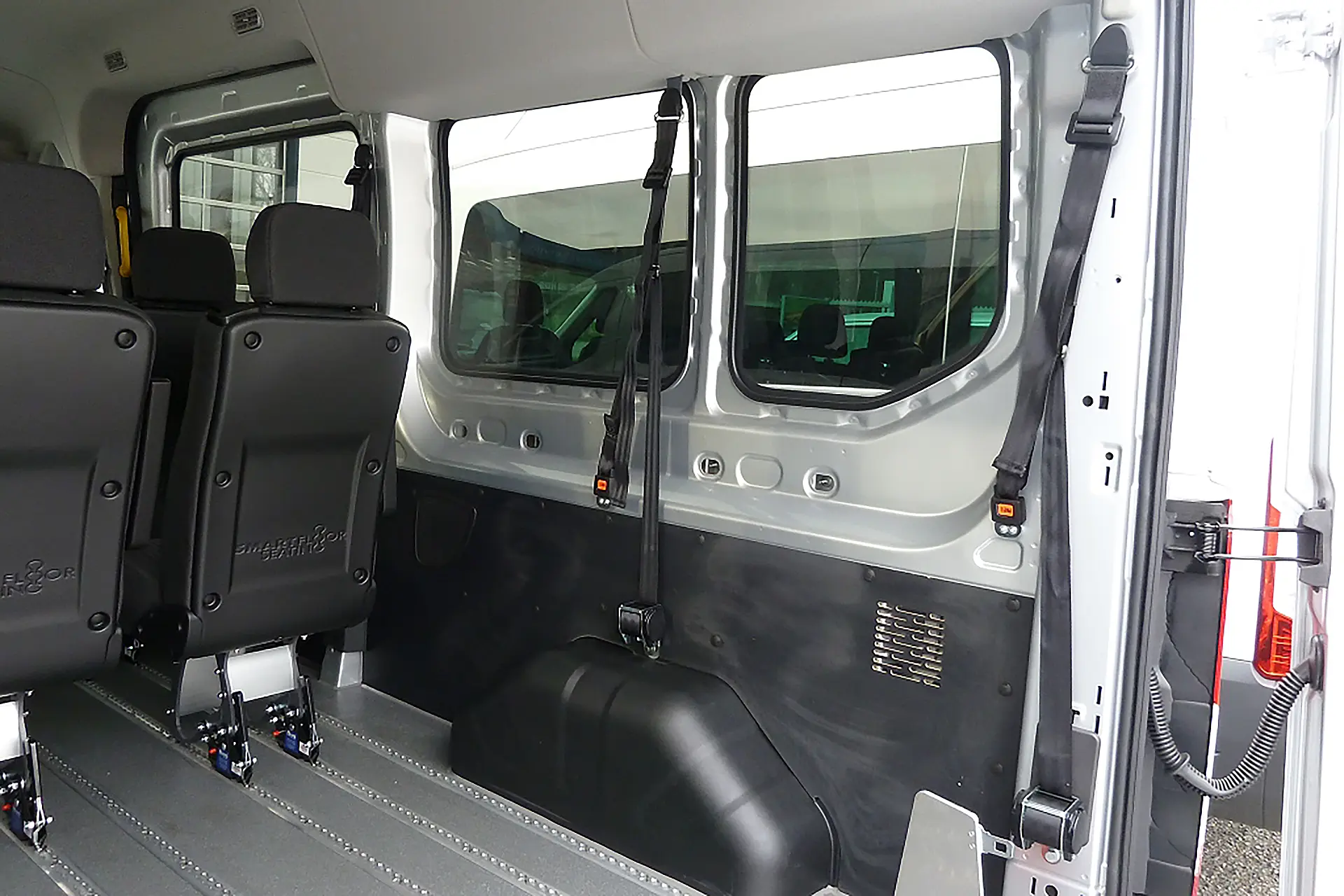 Zertifiziertes Rollstuhlrückhaltesystem mit Zurrschienen für sicheren Rollstuhltransport in Zwickau