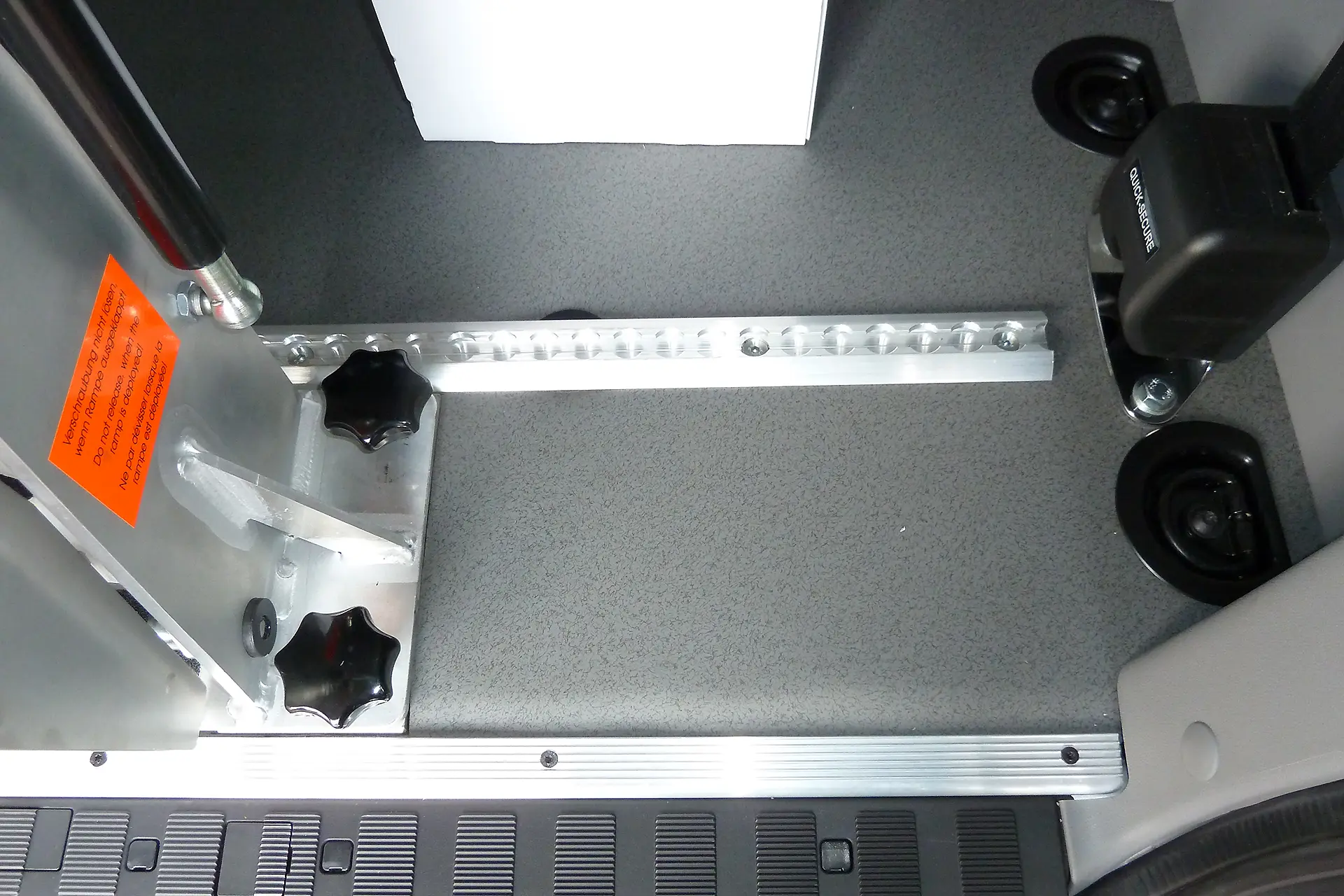 Zertifiziertes Rollstuhlrückhaltesystem mit Airlineschienen für sicheren Rollstuhltransport in Zwickau Qick-Secure Ausklappbare Rampe