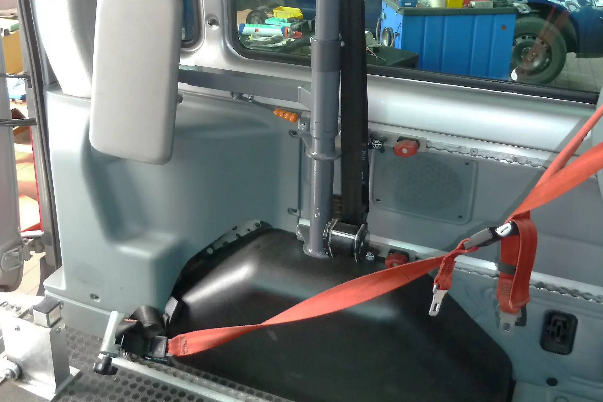 Rollstuhlrückhaltesystem nach DIN 75078 mit Rollstuhlanbindung über Zurrschienen in Zwickau