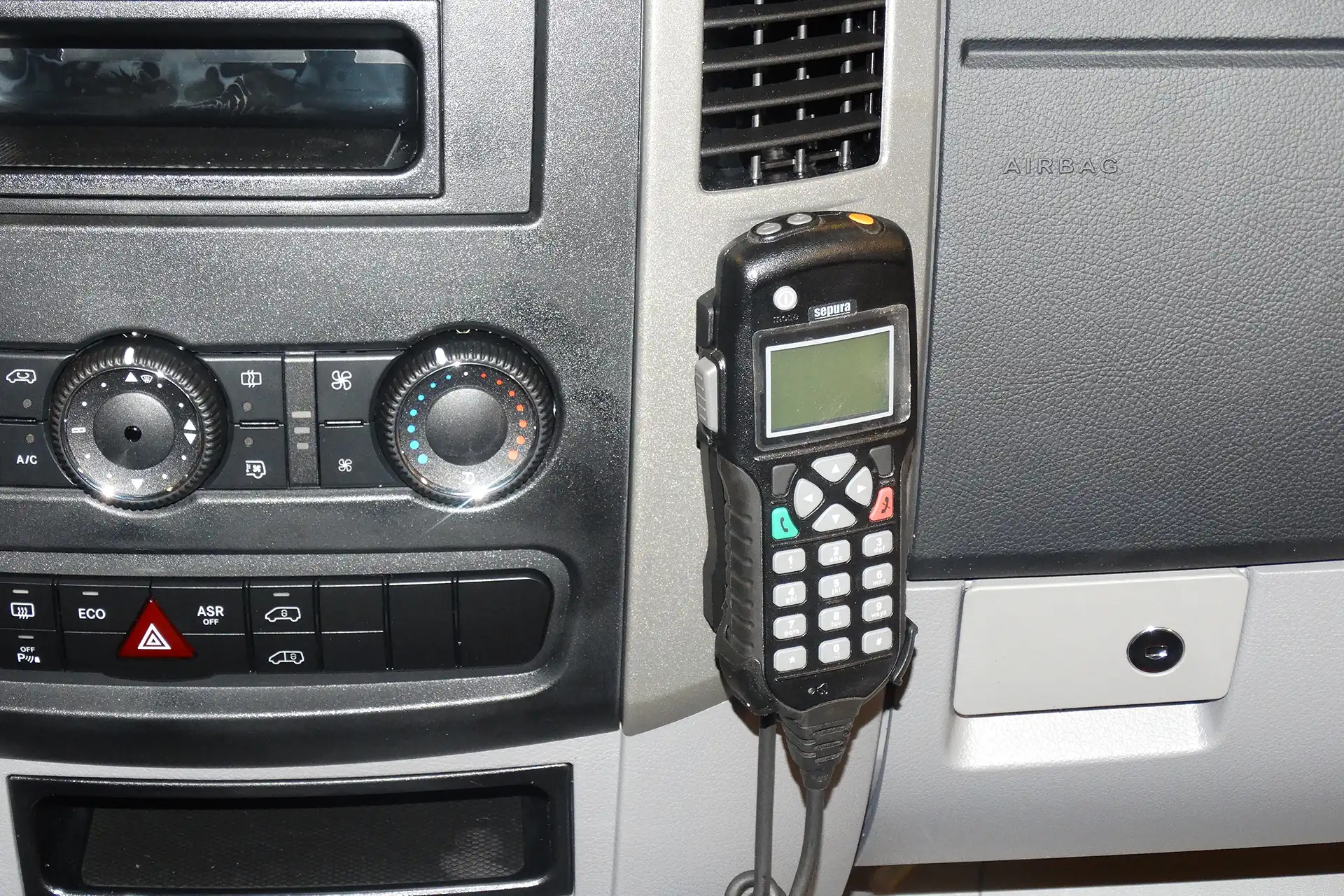 Sepura Head Based Console (HBC) Bediengerät für TETRA-Mobilfunkgeräte zur digitalen Funkkommunikation in Leitstellen und Einsatzfahrzeugen