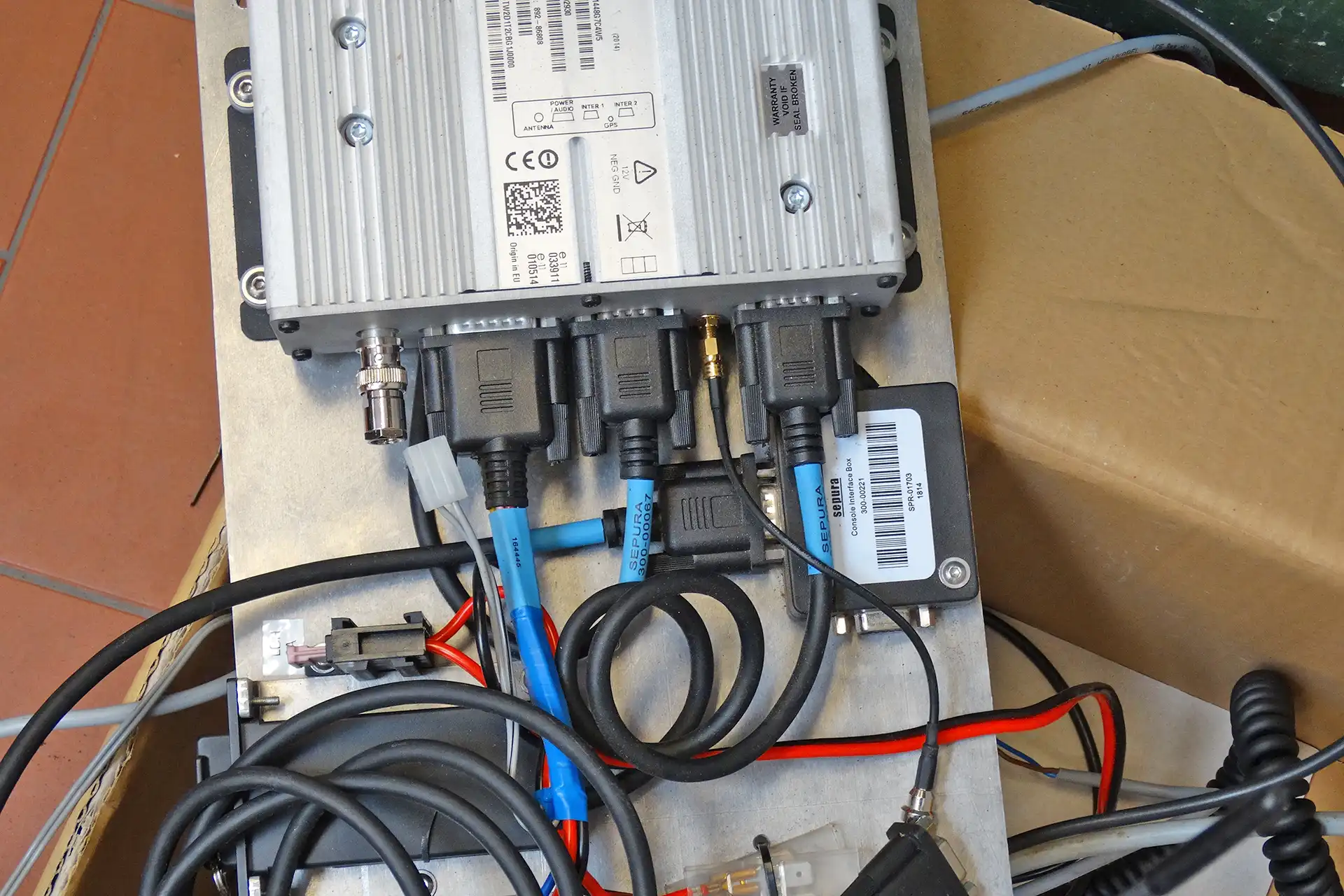 Sepura TETRA-Hauptfunkgeräte-Einheit mit Schnittstellenbox und Antennenanschlüssen für Digitalfunk in Einsatzfahrzeugen in Zwickau