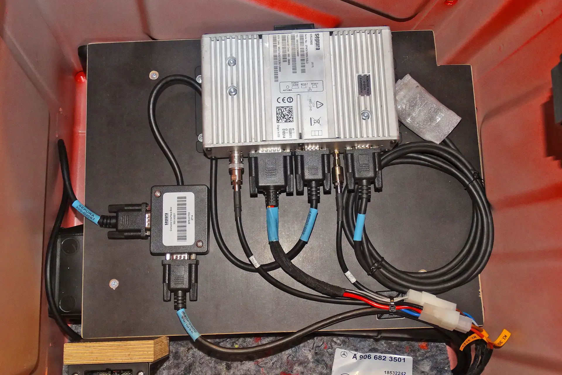 Sepura TETRA-Hauptfunkgeräte-Einheit mit Schnittstellenbox und Antennenanschlüssen für Digitalfunk in Einsatzfahrzeugen in Zwickau