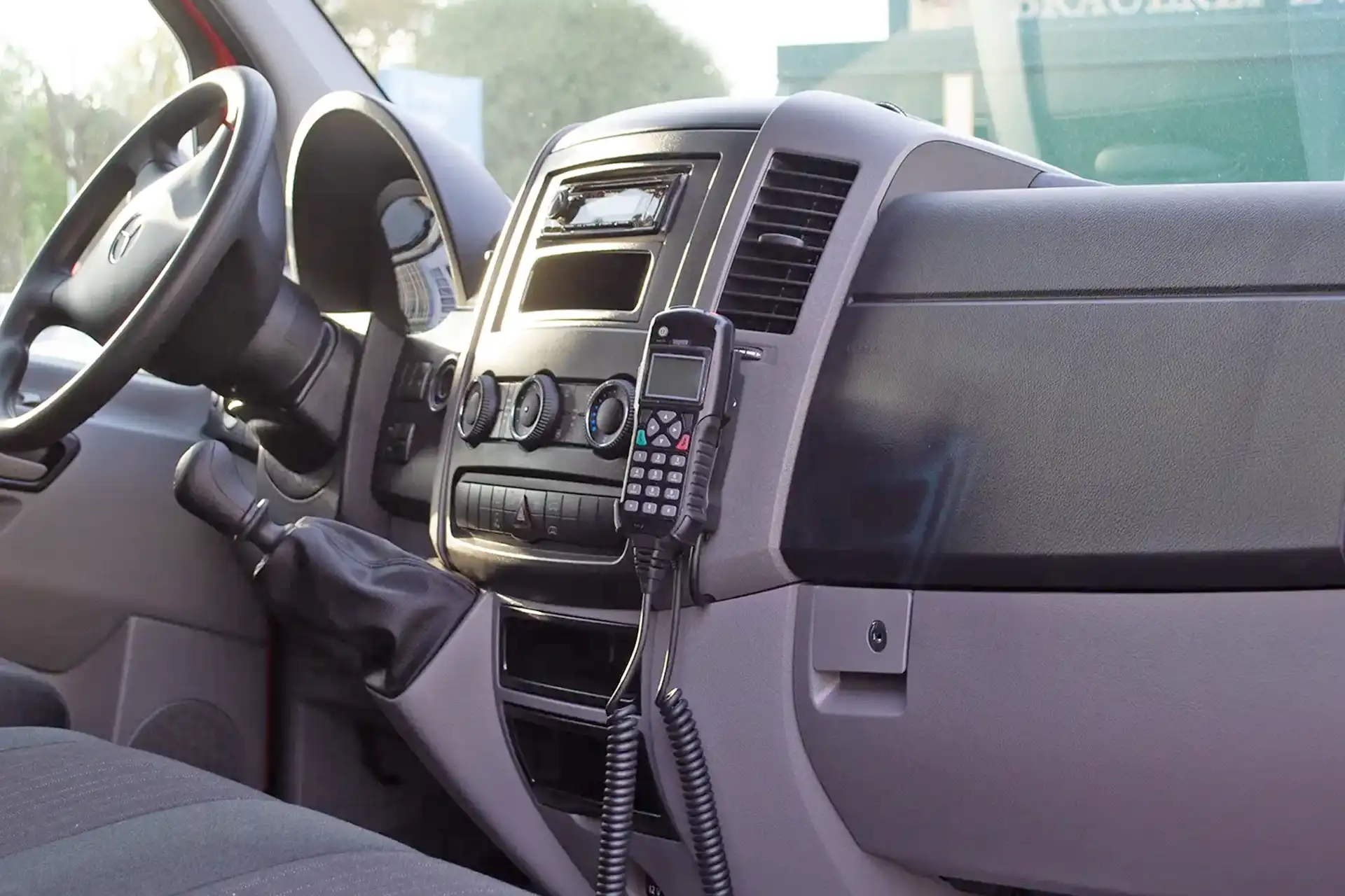 Sepura HBC1 Handbedienteil mit Monochrom-Display für TETRA-Funkgerät im Einsatz beim Sicherheitsdienst – Dörfelt Die Werkstatt.