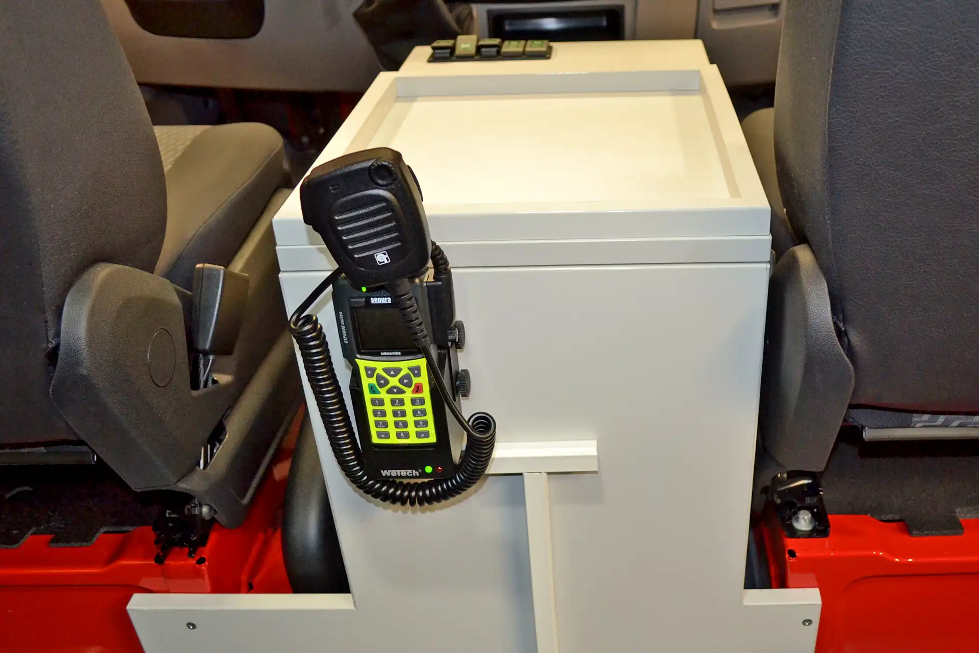 Sepura STP9000 TETRA-Digitalfunkgerät mit GPS-Empfänger und Lautsprecher im Einsatzfahrzeug der Behörden und Einsatzkräfte in Zwickau.