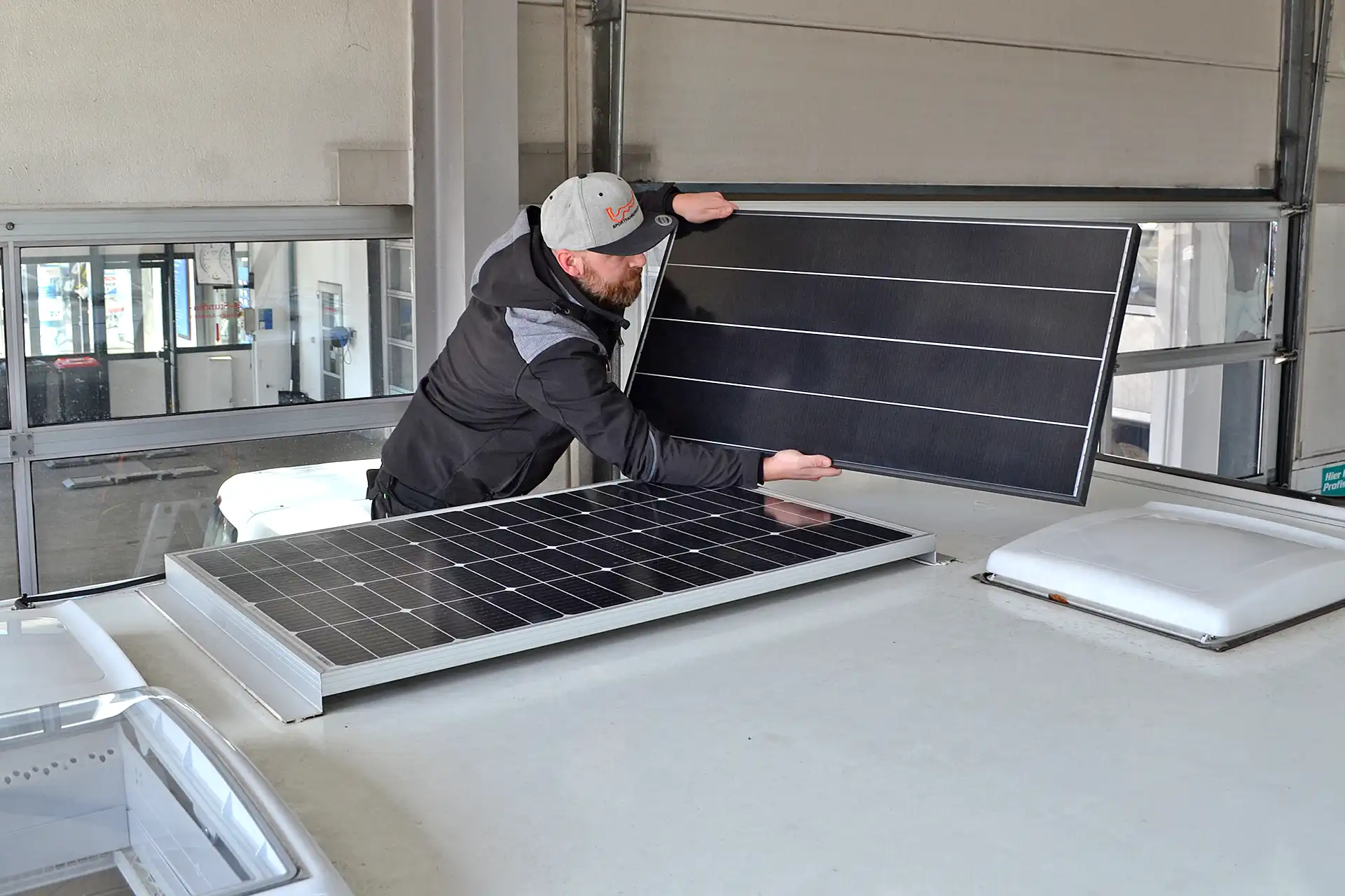 Solaranlage nachrüsten lassen in der Werkstatt komplettes Solarpanel Set mit Solarmodul Laderegler und Dach Halterung für Camper und Vanlife effiziente Energieversorgung von DÖRFELT - DIE WERKSTATT in Zwickau