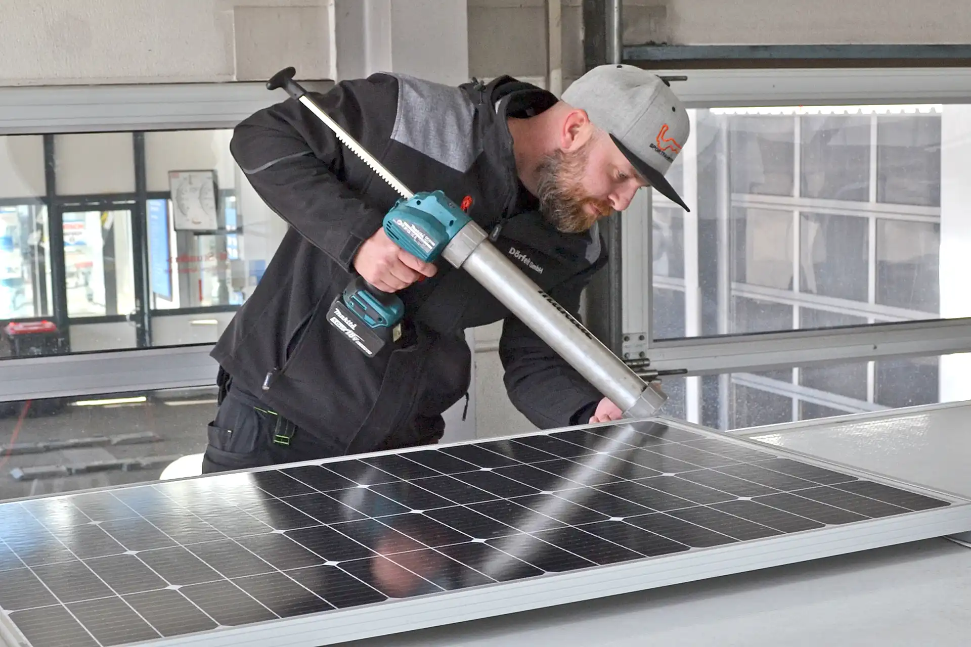 Solaranlage Einbau und Kleben in der Werkstatt komplettes Solarpanel Set mit Solarmodul Laderegler und Dach Halterung für Camper und Vanlife effiziente Energieversorgung von DÖRFELT - DIE WERKSTATT in Zwickau