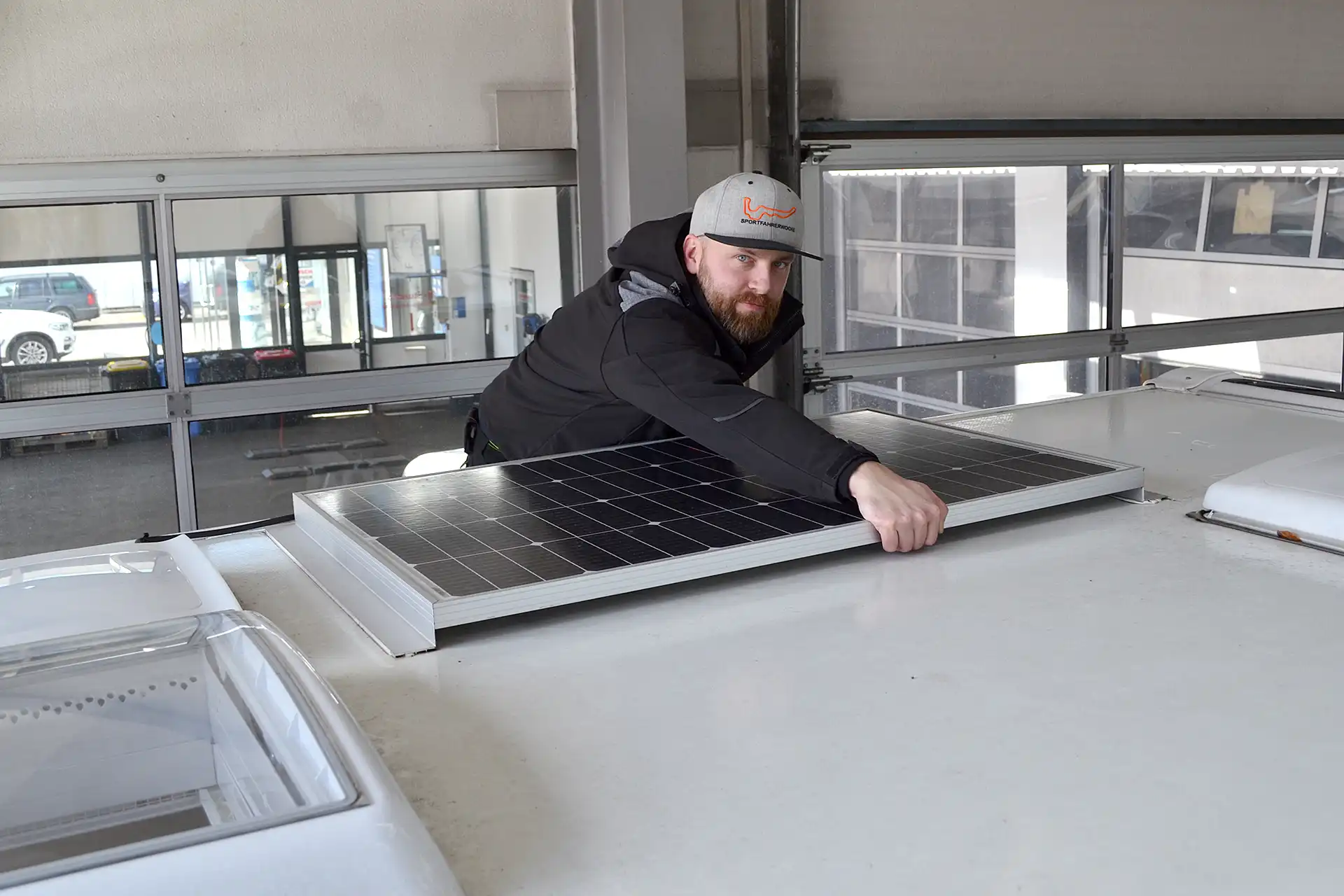 Solaranlage nachrüsten lassen in der Werkstatt komplettes Solarpanel Set mit Solarmodul Laderegler und Dach Halterung für Camper und Vanlife effiziente Energieversorgung von DÖRFELT - DIE WERKSTATT in Zwickau