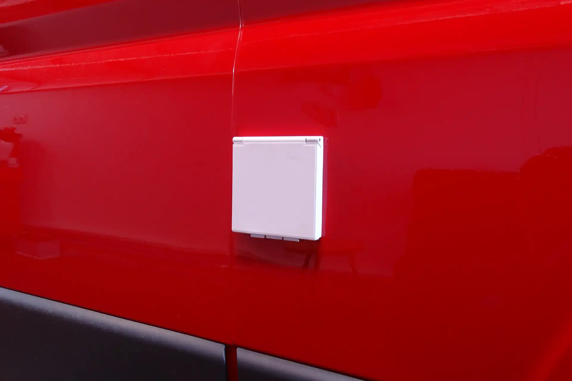 Sonderfahrzeugbau mit Wechselrichter und 230V CEE-Stecker für Ducato – Stromversorgung über Bordbatterie bei DÖRFELT Zwickau