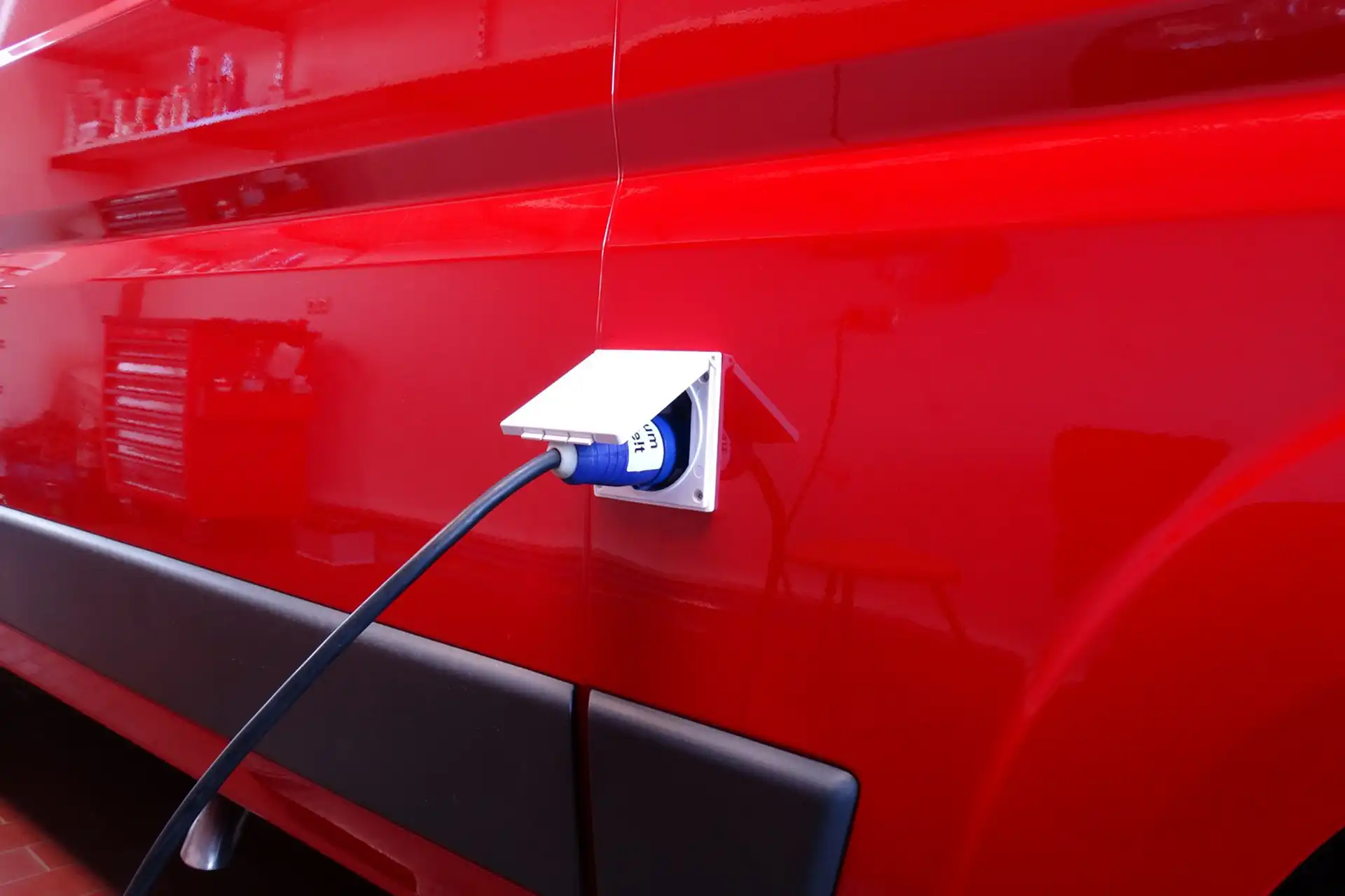 Ducato Sonderfahrzeugbau mit Wechselrichter und CEE-Stecker – 230V Stromversorgung über Bordbatterie bei DÖRFELT Zwickau