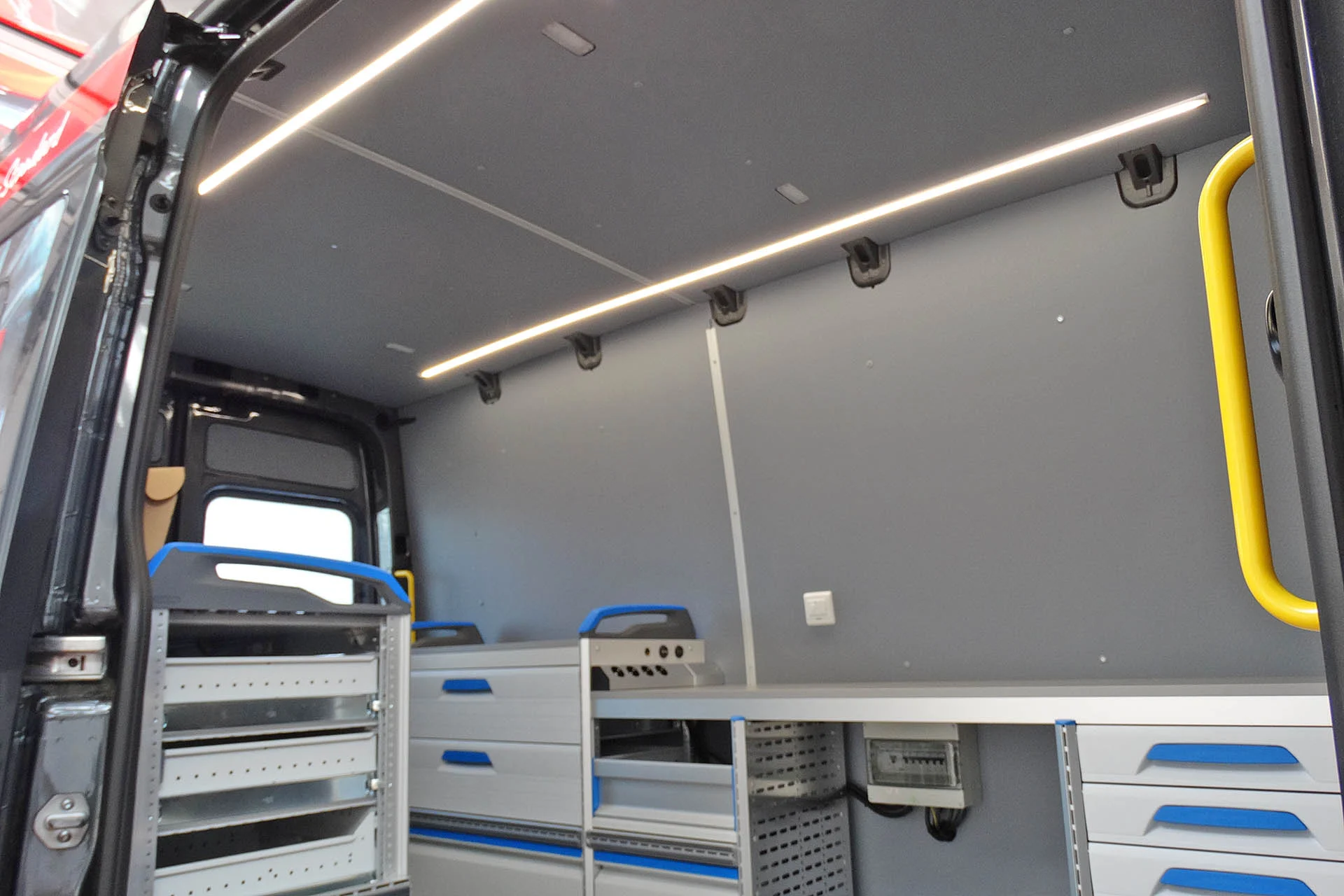 Sortimo Fahrzeugeinrichtung mit Wandverkleidung, Dachhimmel, Regal und LED-Lichtleiste – professionelle Innenausstattung für Transporter