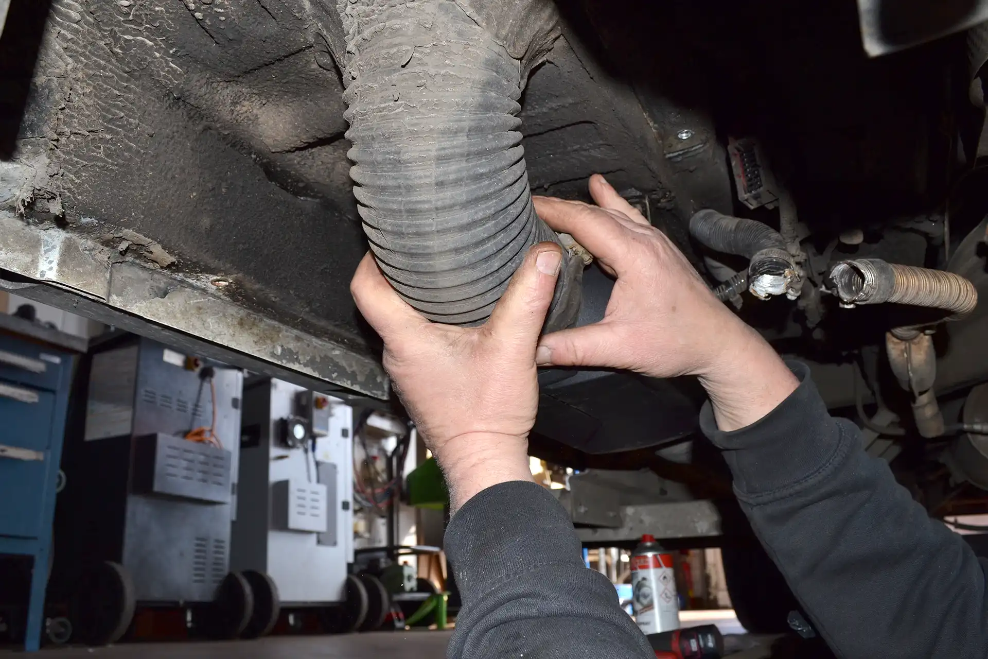 DÖRFELT DIE WERKSTATT in Zwickau Einbau und Nachrüstung von Standheizung und Luftheizung Eberspächer professionelle Unterbodenmontage mit Ausströmern für Camper und Wohnmobil effiziente Heizlösung für Innenraumkomfort zuverlässige Wärmeverteilung und moderne Heiztechnik