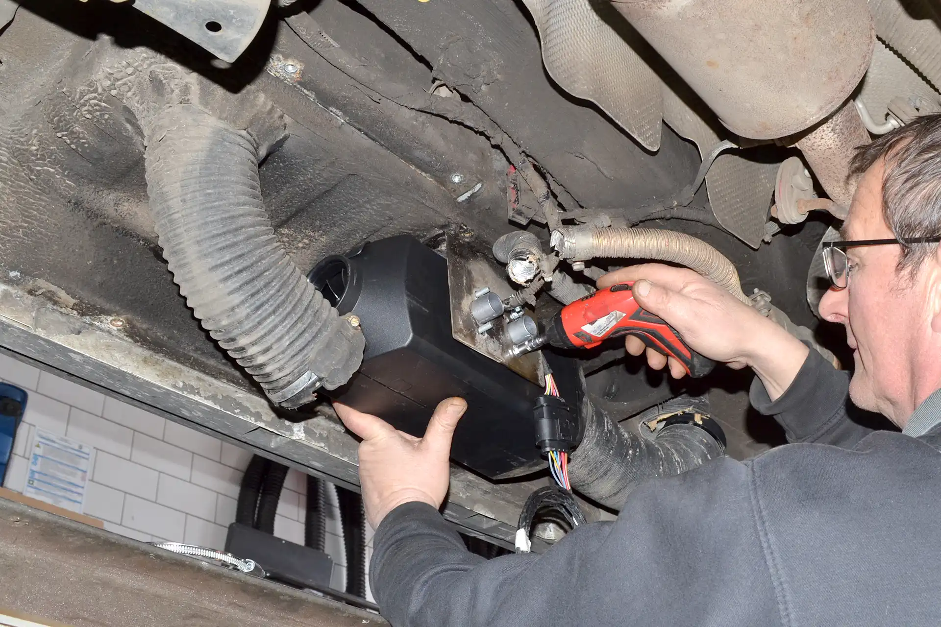 DÖRFELT DIE WERKSTATT in Zwickau Einbau und Nachrüstung von Standheizung und Luftheizung Eberspächer professionelle Unterbodenmontage mit Ausströmern für Camper und Wohnmobil effiziente Heizlösung für Innenraumkomfort zuverlässige Wärmeverteilung und moderne Heiztechnik