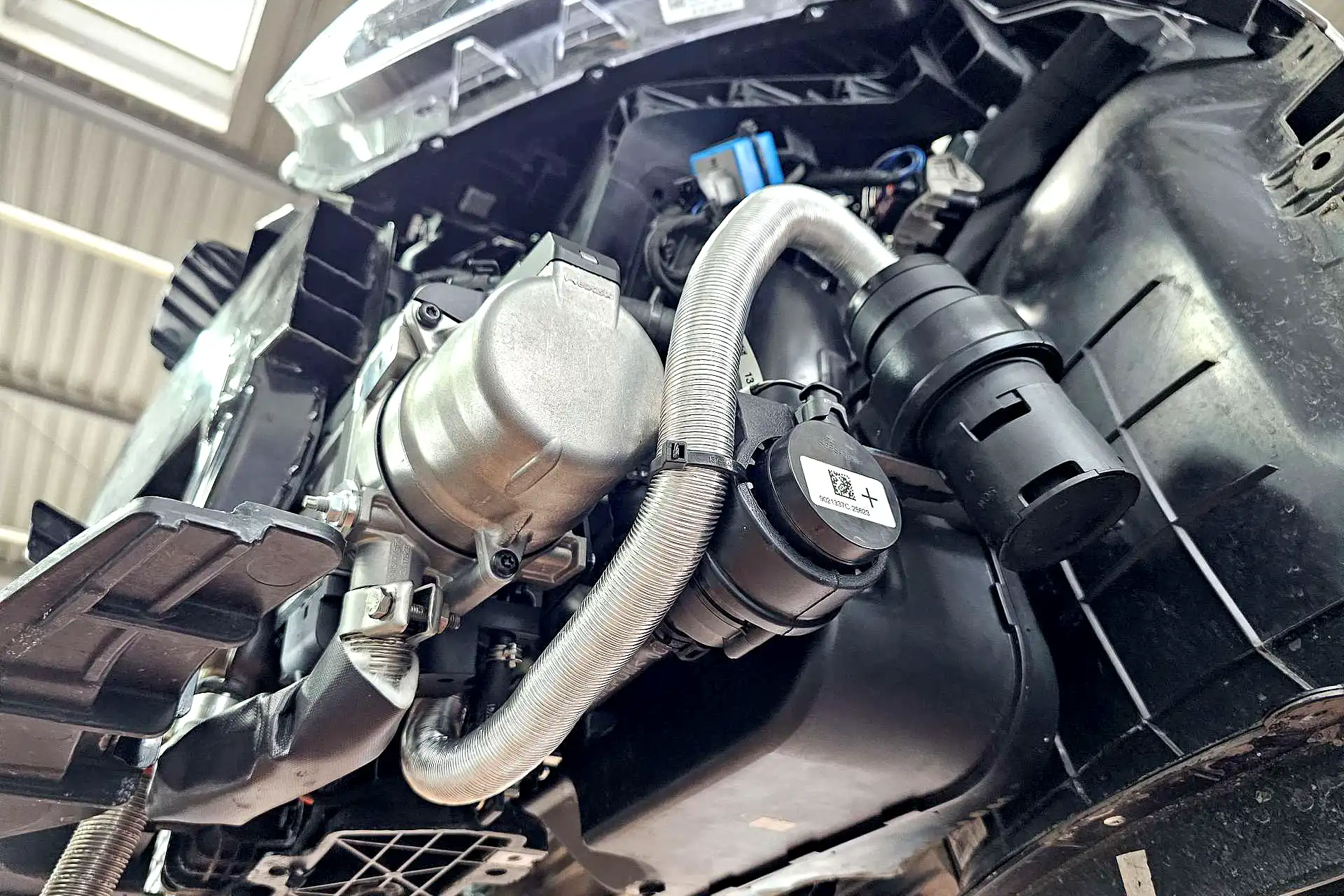 Einbau einer modernen PKW Standheizung bei Dörfelt Zwickau – Webasto Thermo Top System erwärmt den Kühlmittelkreislauf und verhindert Kaltstarts im Winter.