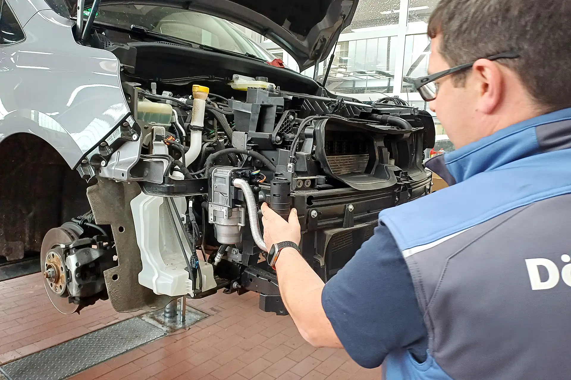 Professioneller Einbau einer PKW Standheizung bei Dörfelt in Zwickau – Webasto Thermo Top Wasserheizung erwärmt den Kühlmittelkreislauf für komfortables Starten ohne Eiskratzen.