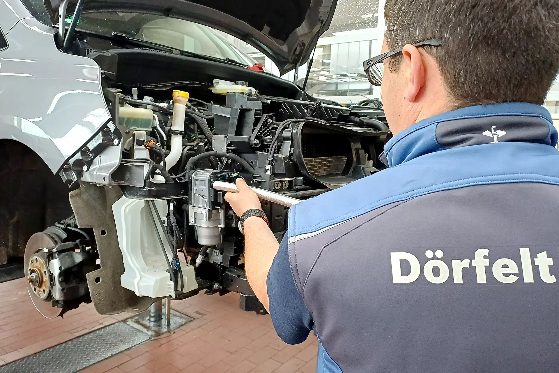 PKW Standheizung nachrüsten beim Bosch Service Dörfelt Zwickau – moderne Webasto Thermo Top Lösung mit Wasserheizgerät, integrierter Wasserpumpe und Anschluss an den Kühlmittelkreislauf.