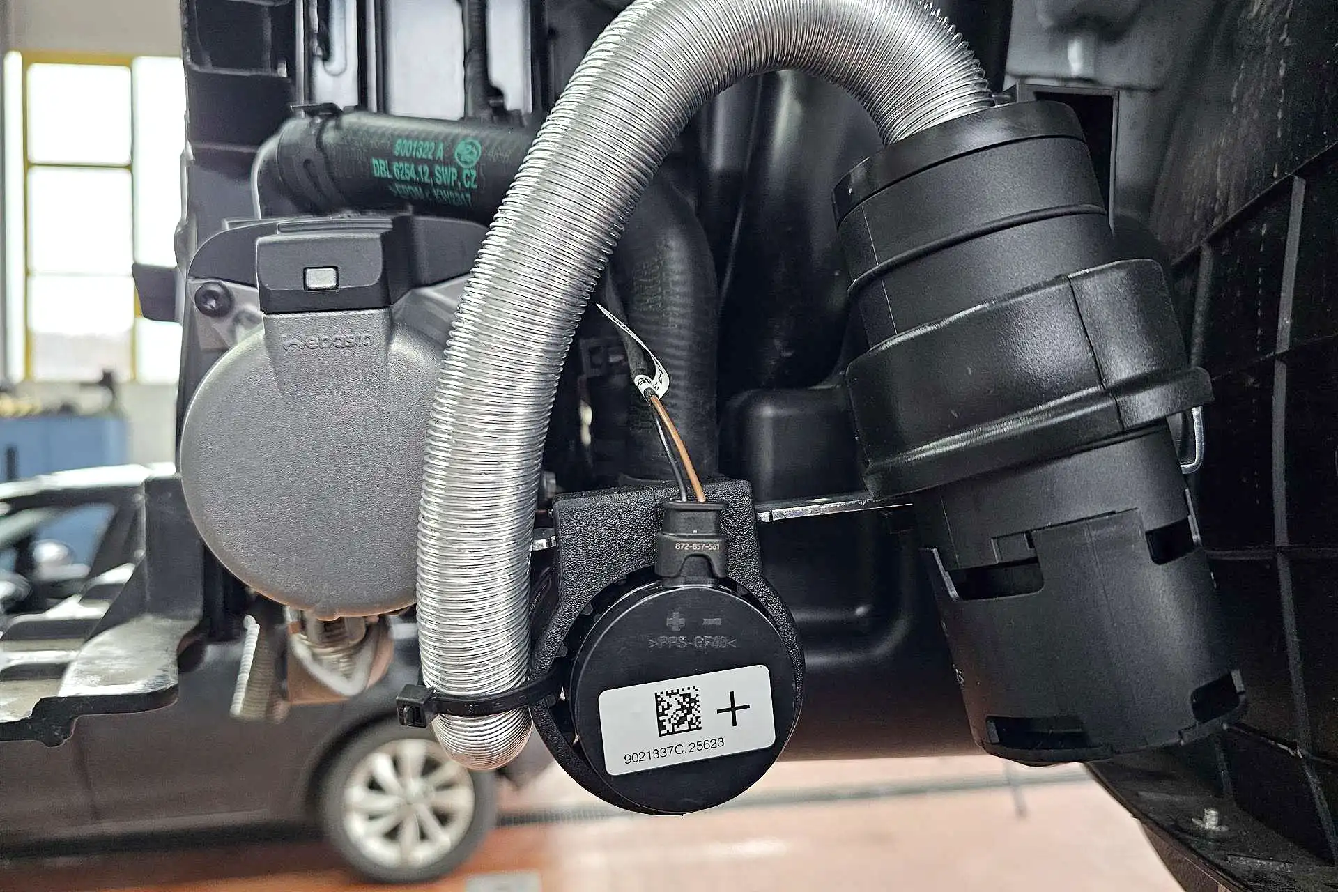 Standheizung für Autos nachrüsten in der Werkstatt Dörfelt Zwickau – Webasto Thermo Top Wasserheizgerät mit Wasserpumpe sorgt für warme Innenräume und geschonten Motor.