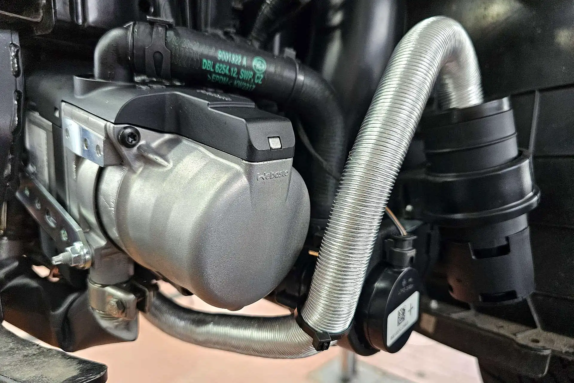 Standheizung nachrüsten für PKW bei der Werkstatt Dörfelt in Zwickau – Installation einer Webasto Thermo Top Standheizung mit Wasserheizgerät und Wasserpumpe im Kühlmittelkreislauf für warme Fahrzeuge im Winter.